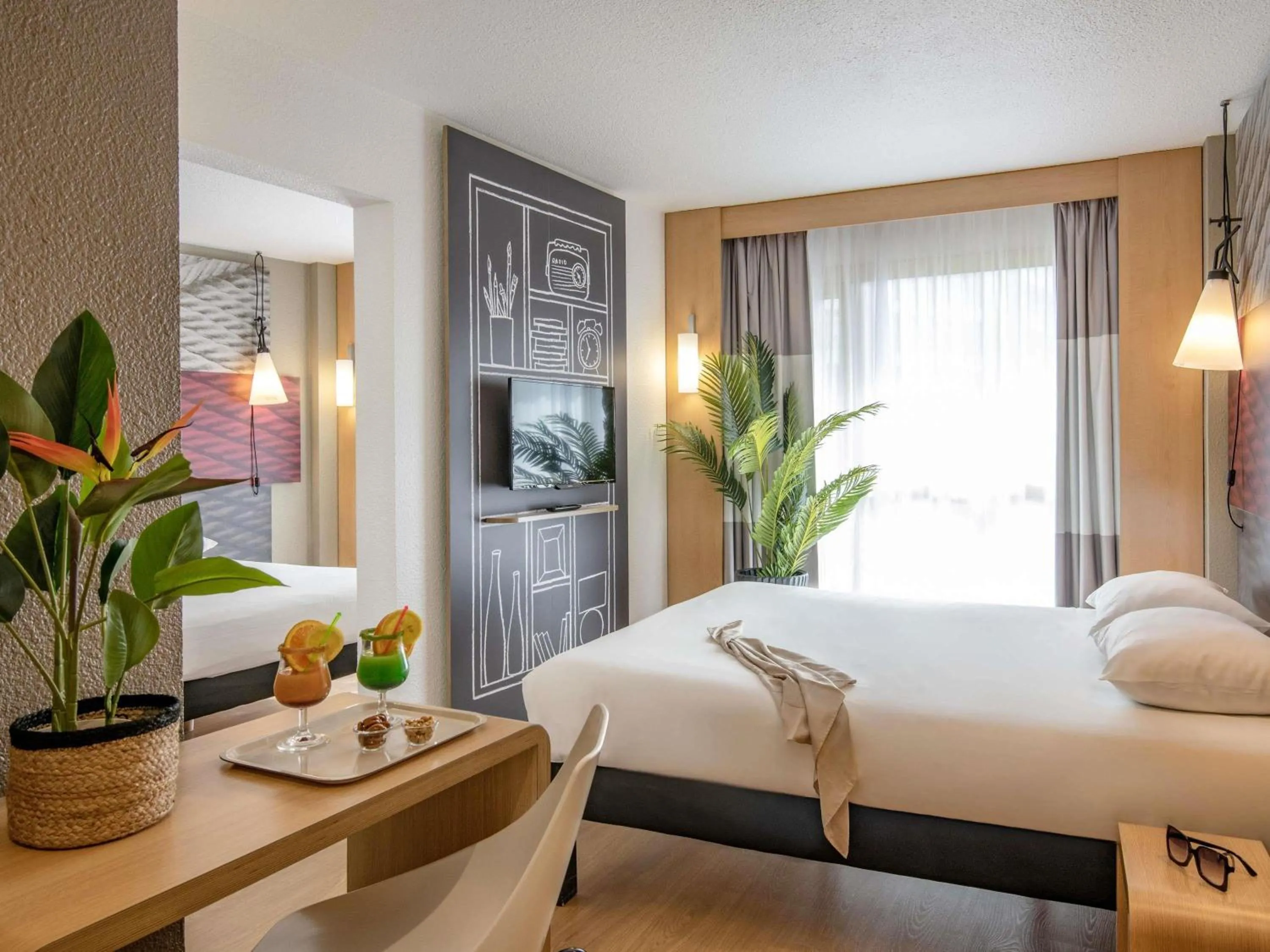 Bedroom, Bed in ibis Cannes Plage La Bocca