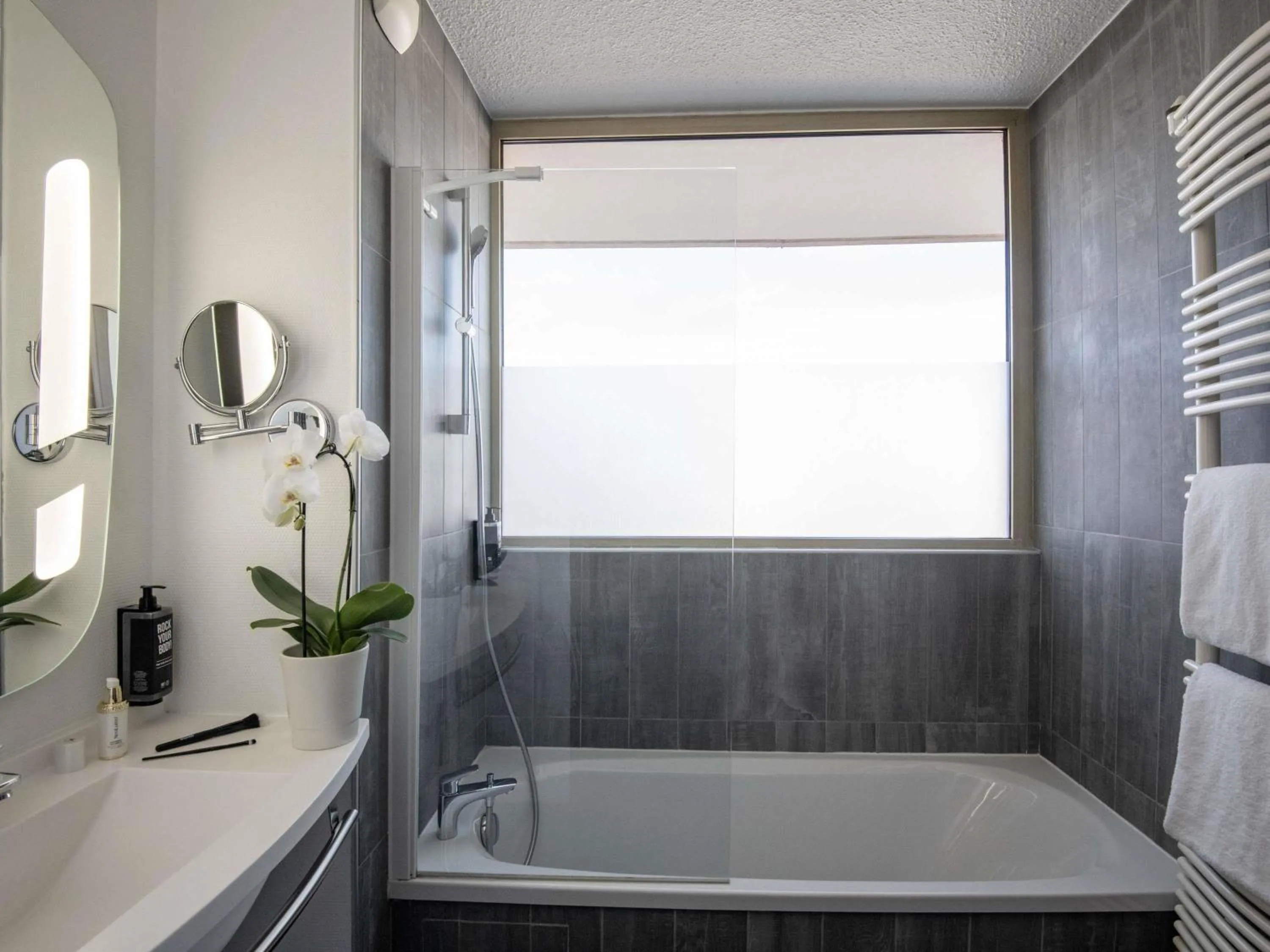 Bedroom in ibis Cannes Plage La Bocca