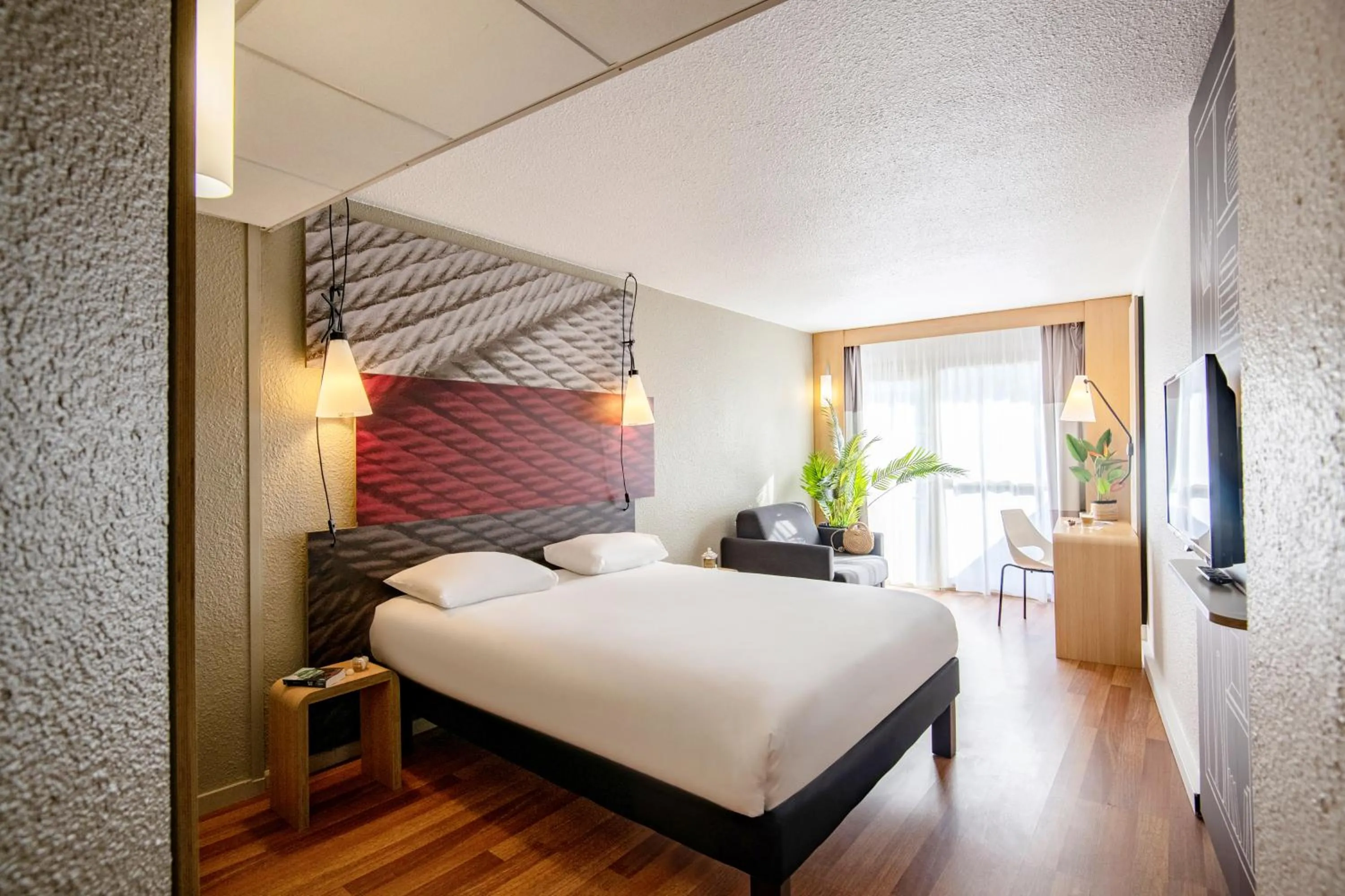 Photo of the whole room, Bed in ibis Cannes Plage La Bocca