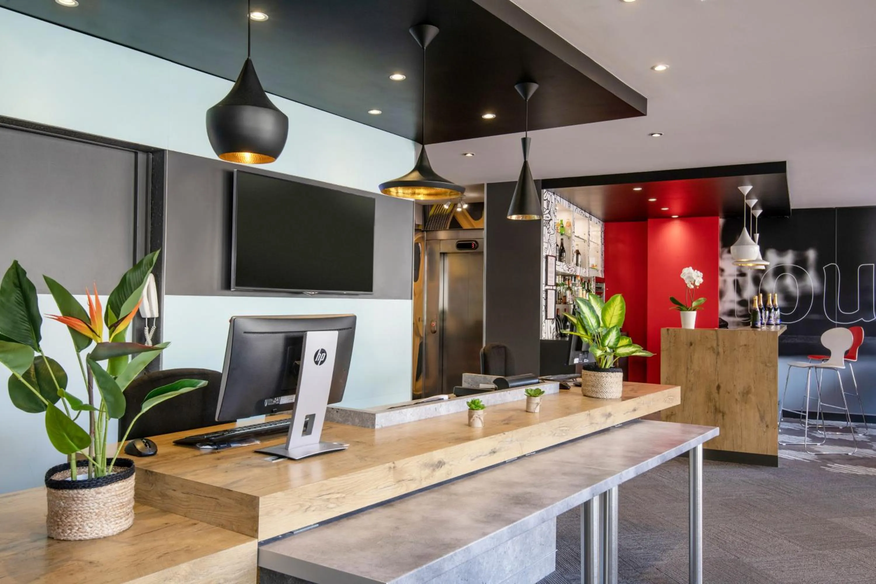 Lobby or reception in ibis Cannes Plage La Bocca