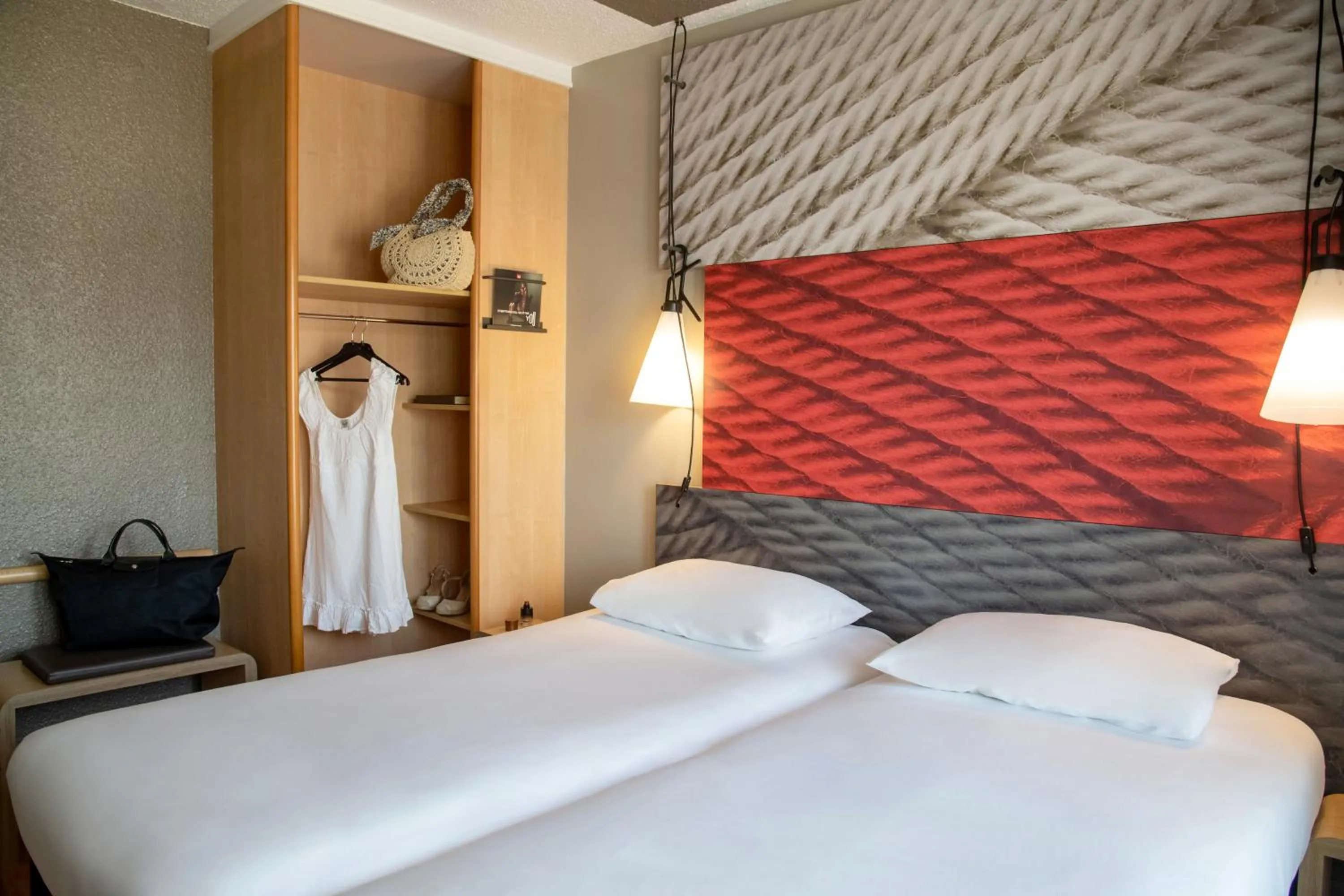 Bedroom, Bed in ibis Cannes Plage La Bocca
