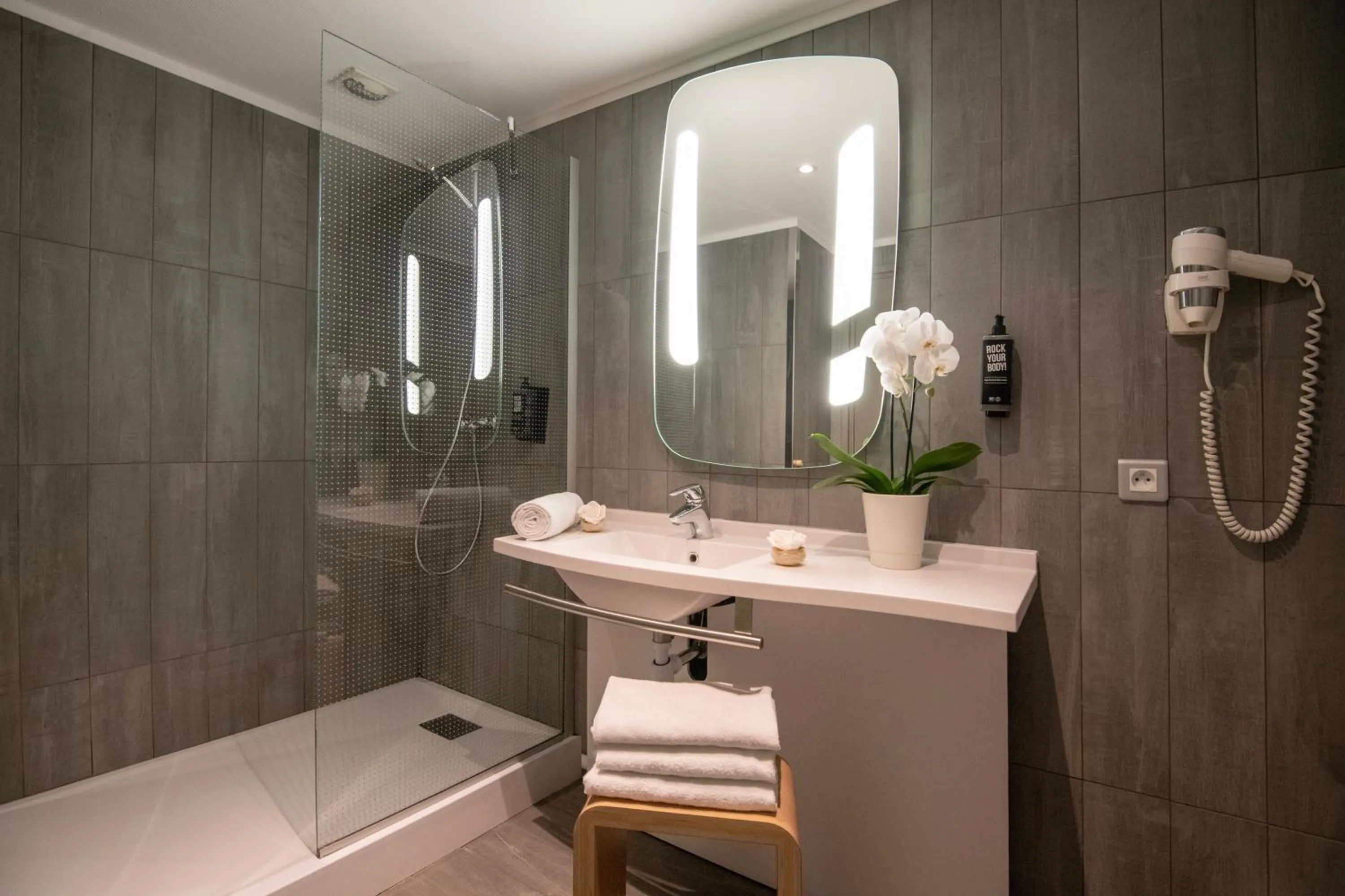 Bathroom in ibis Cannes Plage La Bocca