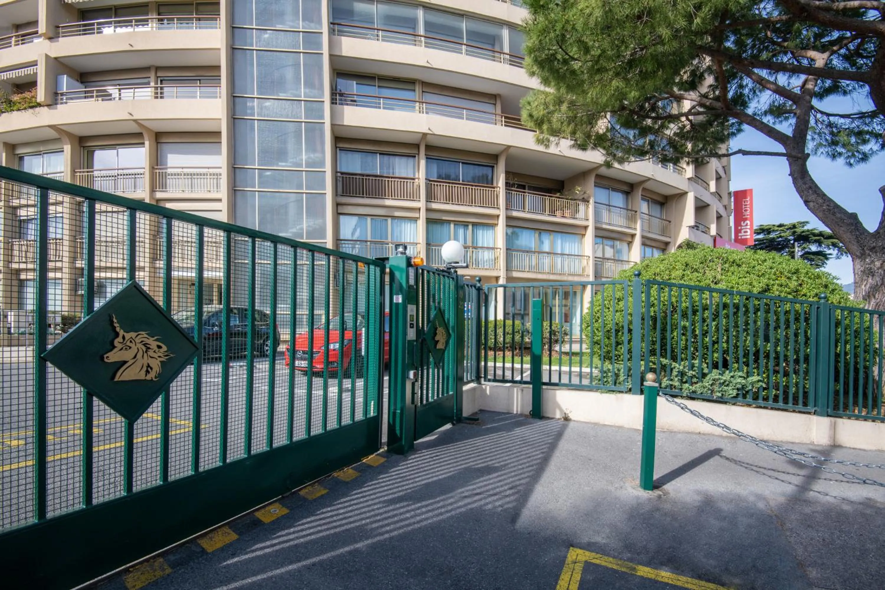 Parking in ibis Cannes Plage La Bocca