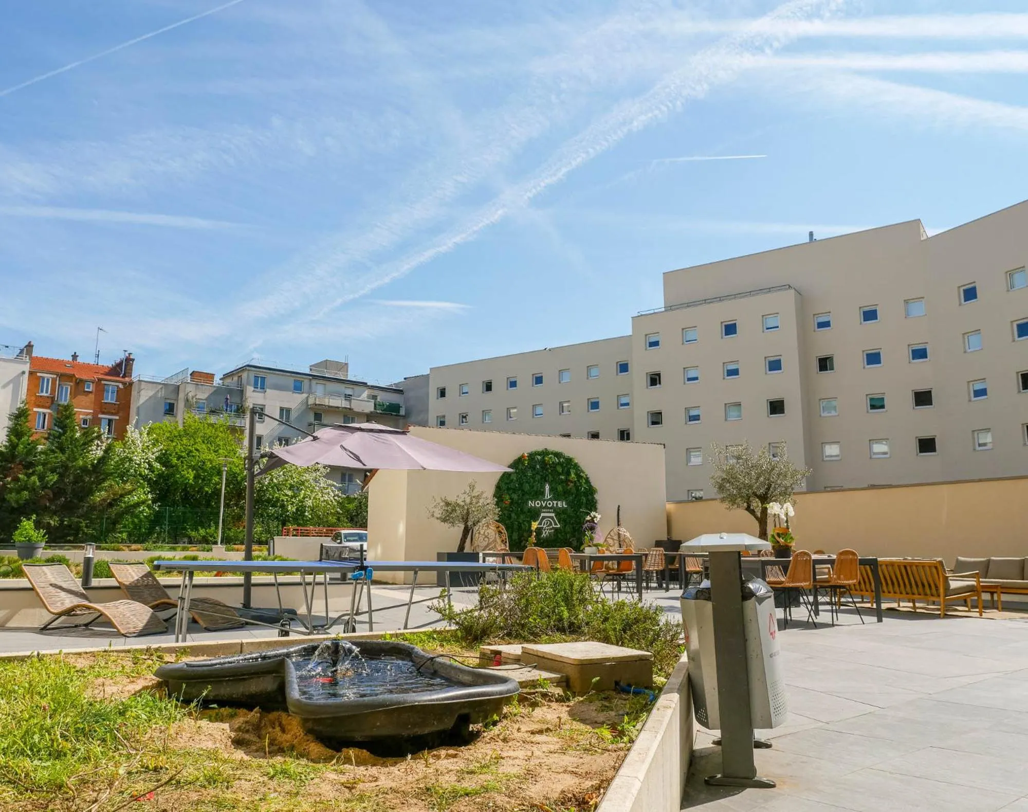Patio in Novotel Suites Paris Montreuil Vincennes