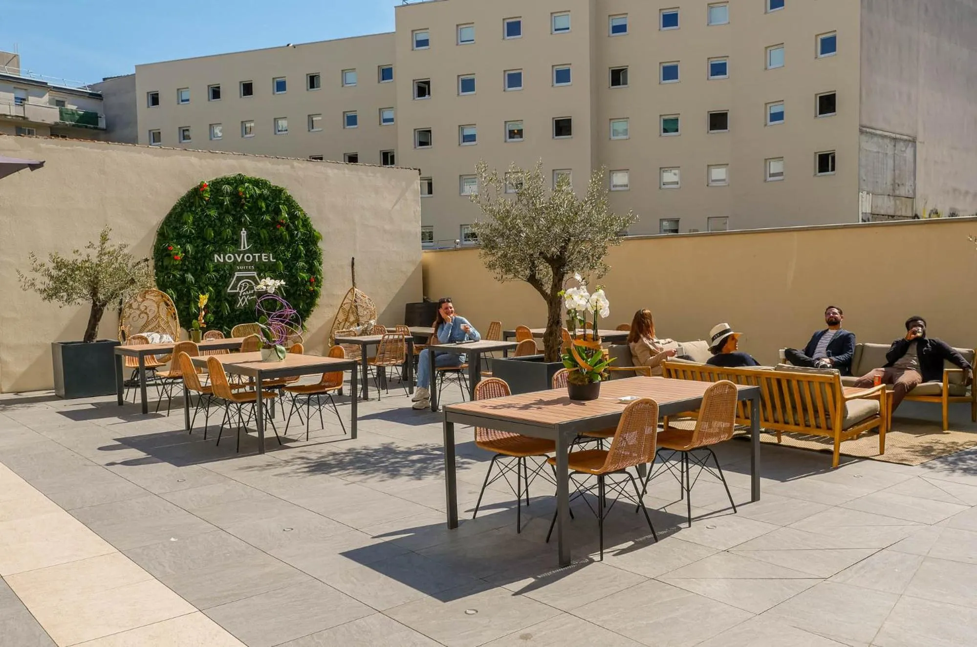 Patio in Novotel Suites Paris Montreuil Vincennes