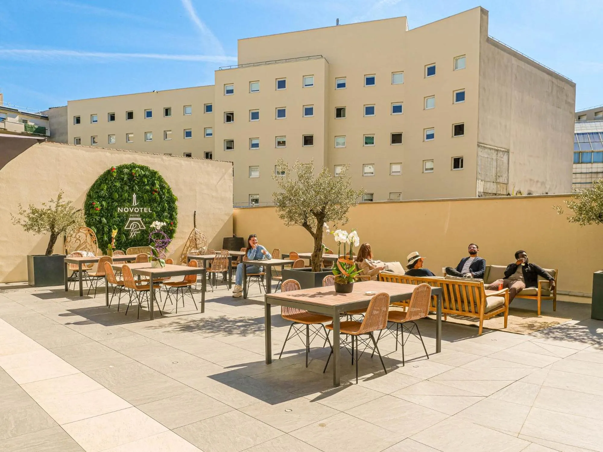 Patio in Novotel Suites Paris Montreuil Vincennes