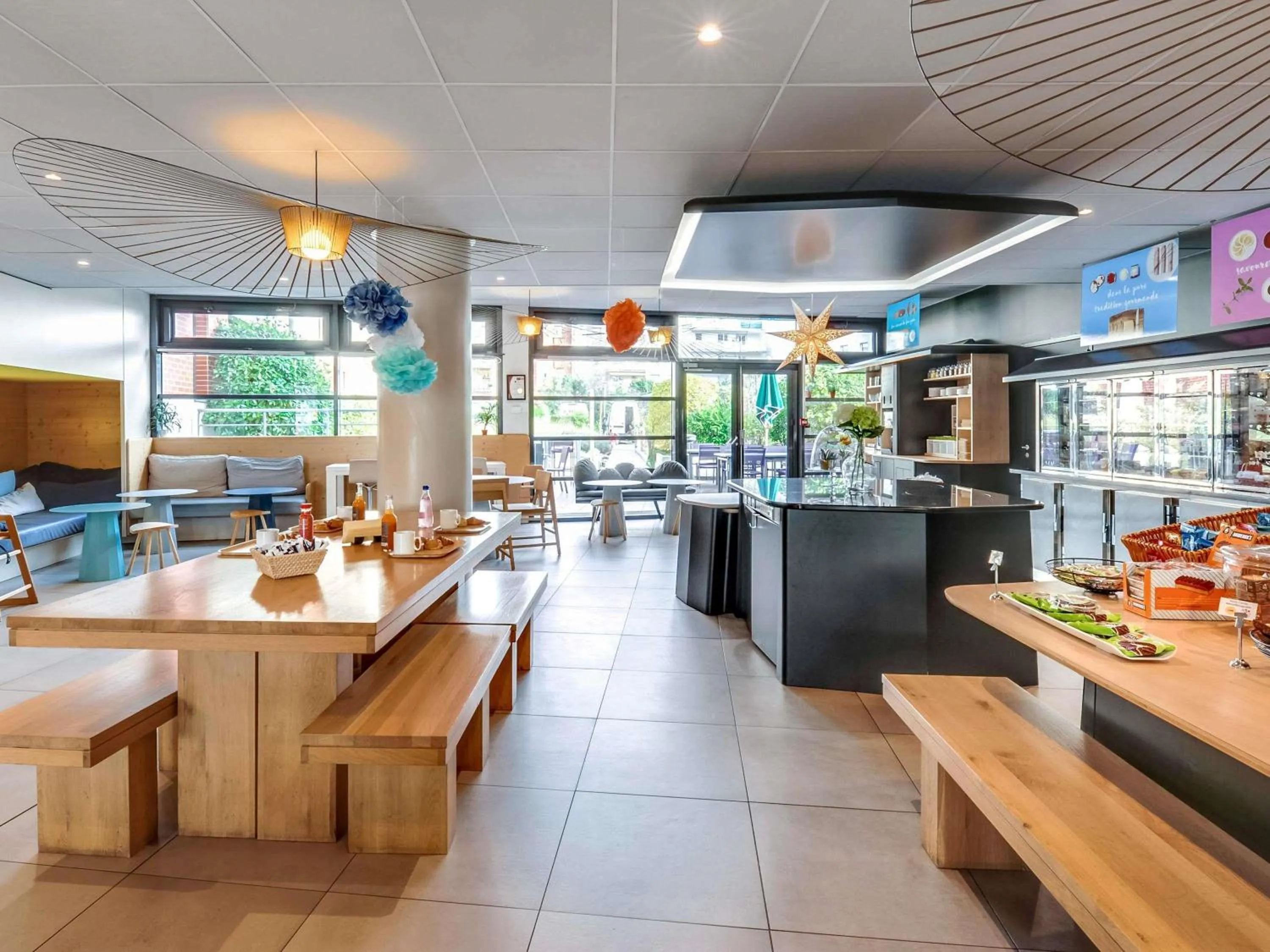 Lounge or bar in Novotel Suites Paris Montreuil Vincennes