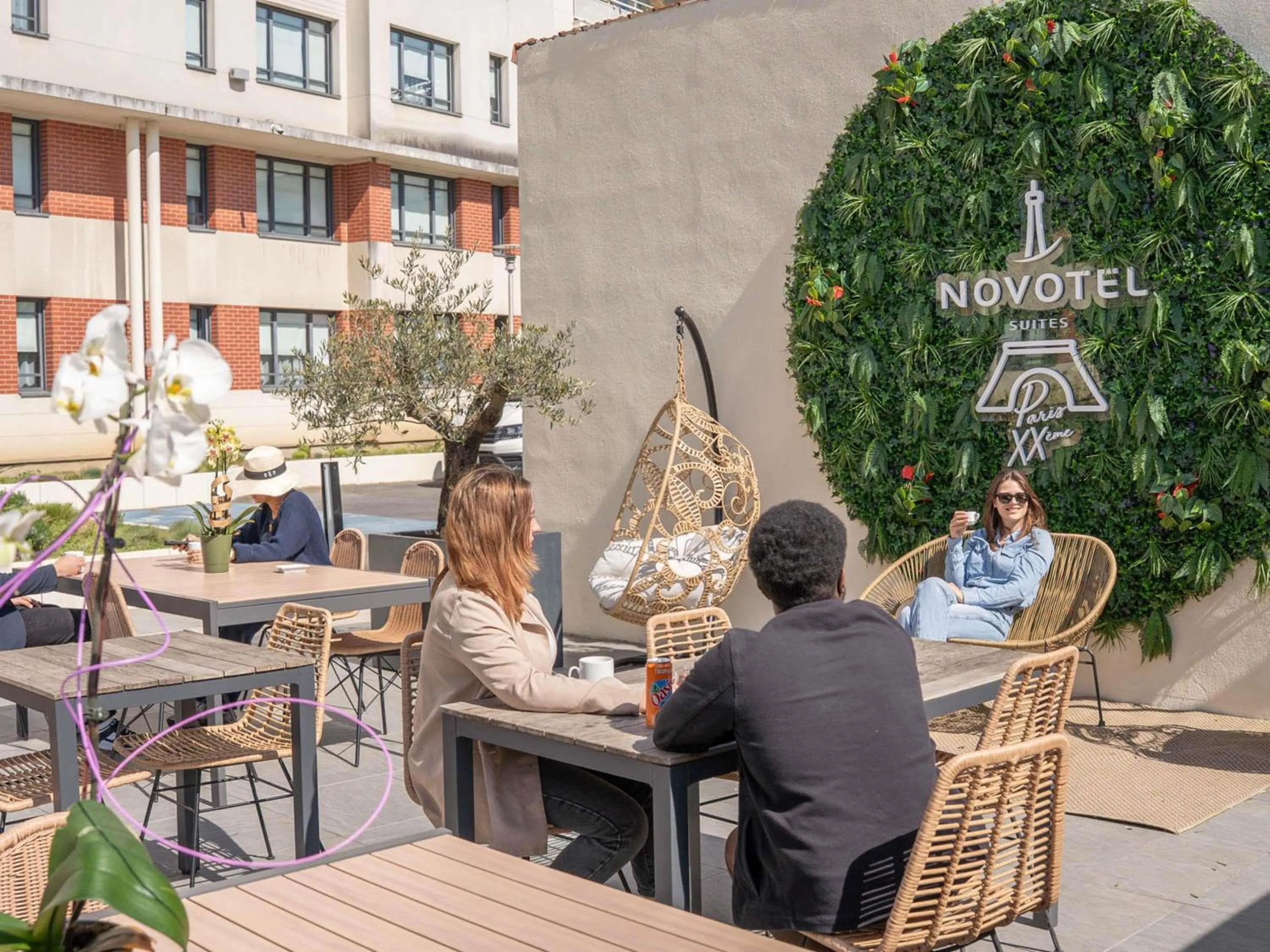 Lounge or bar in Novotel Suites Paris Montreuil Vincennes