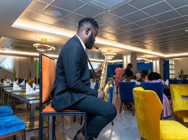 Restaurant/places to eat in Oak Plaza Hotels East Airport