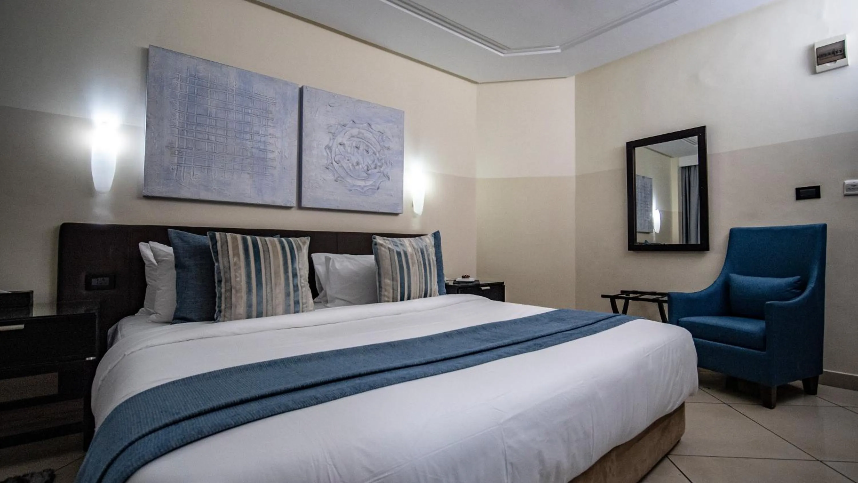 Bed in Oak Plaza Hotels East Airport