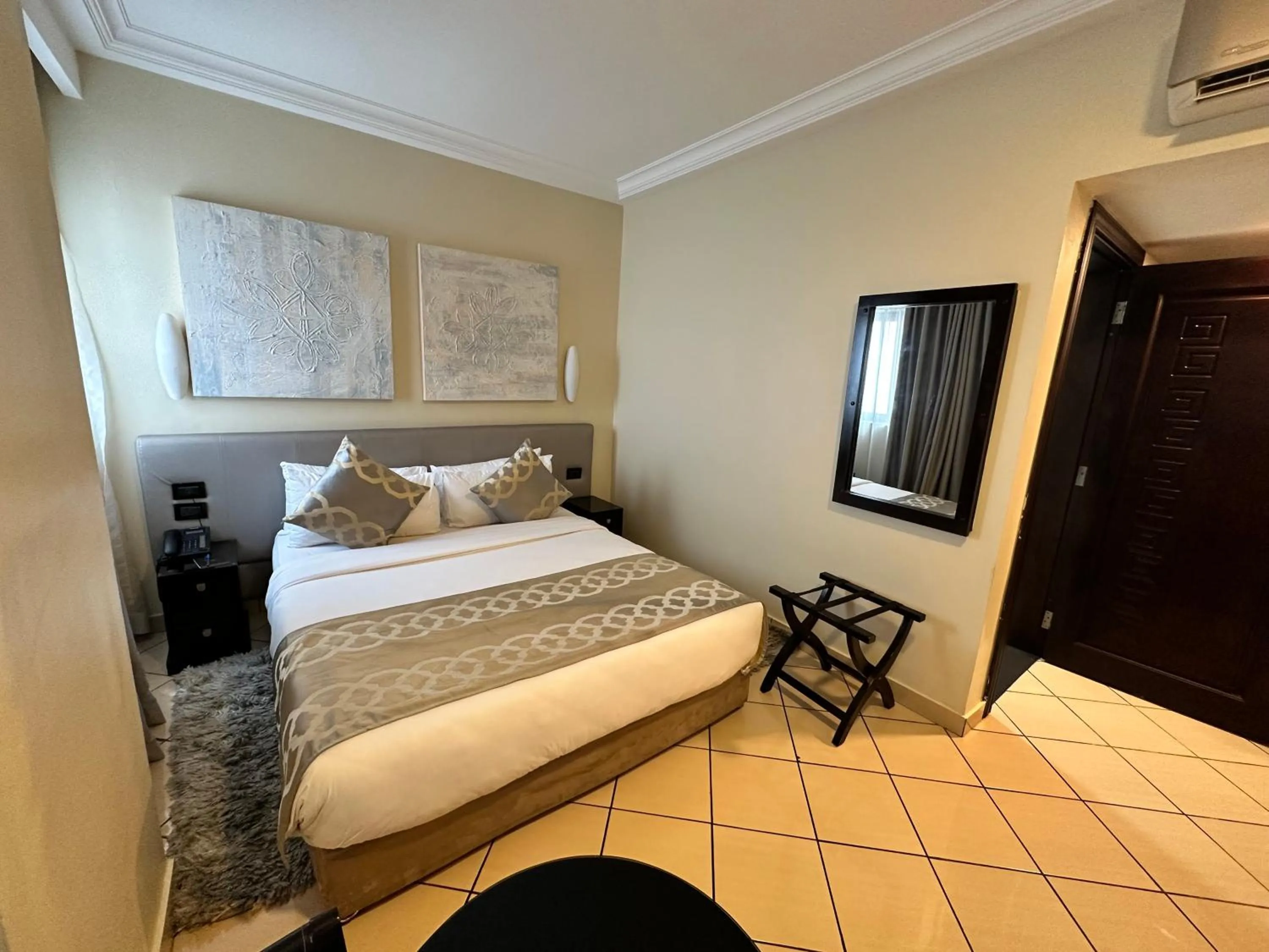 Bed in Oak Plaza Hotels East Airport