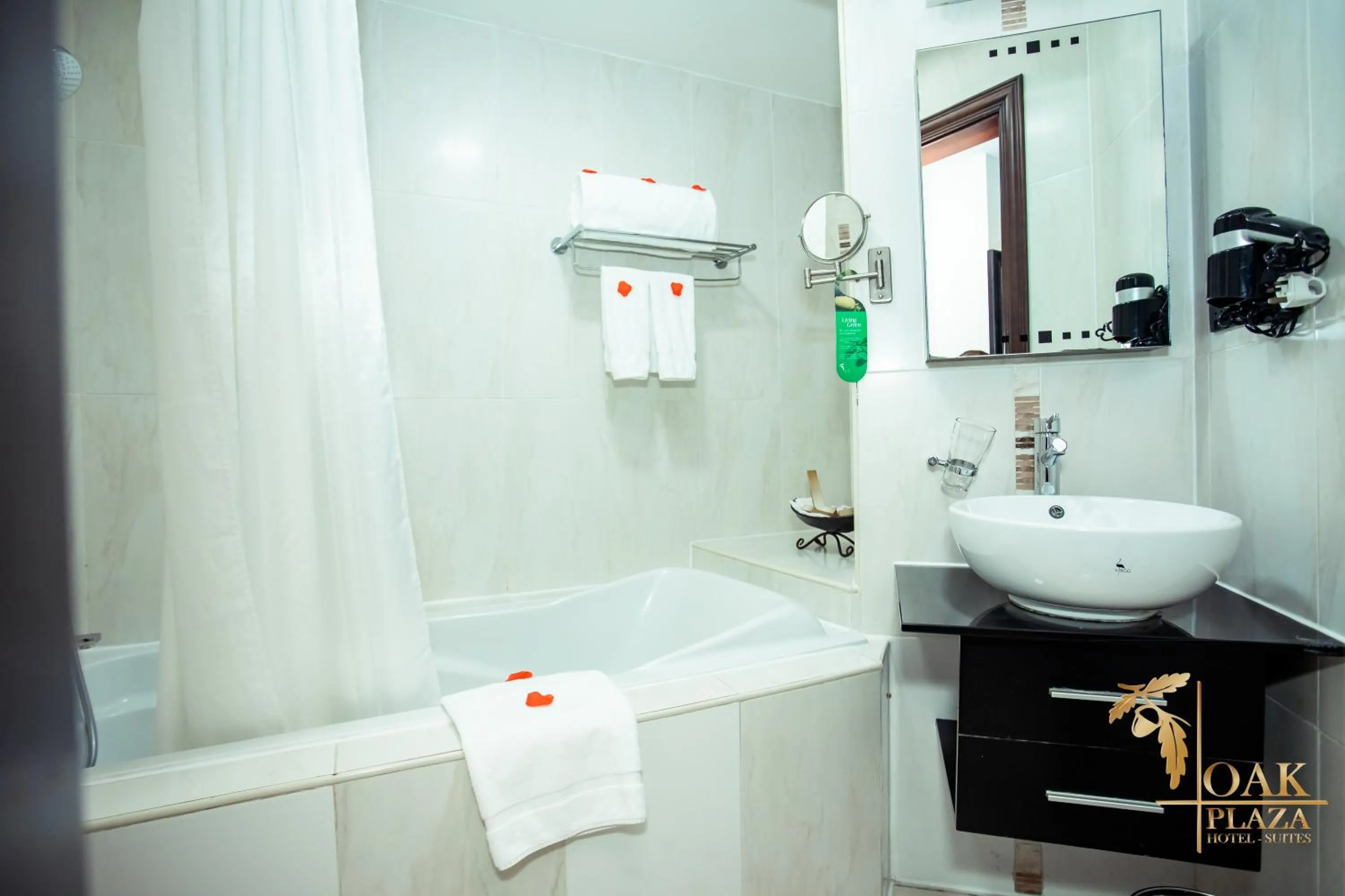 Bathroom in Oak Plaza Hotels East Airport