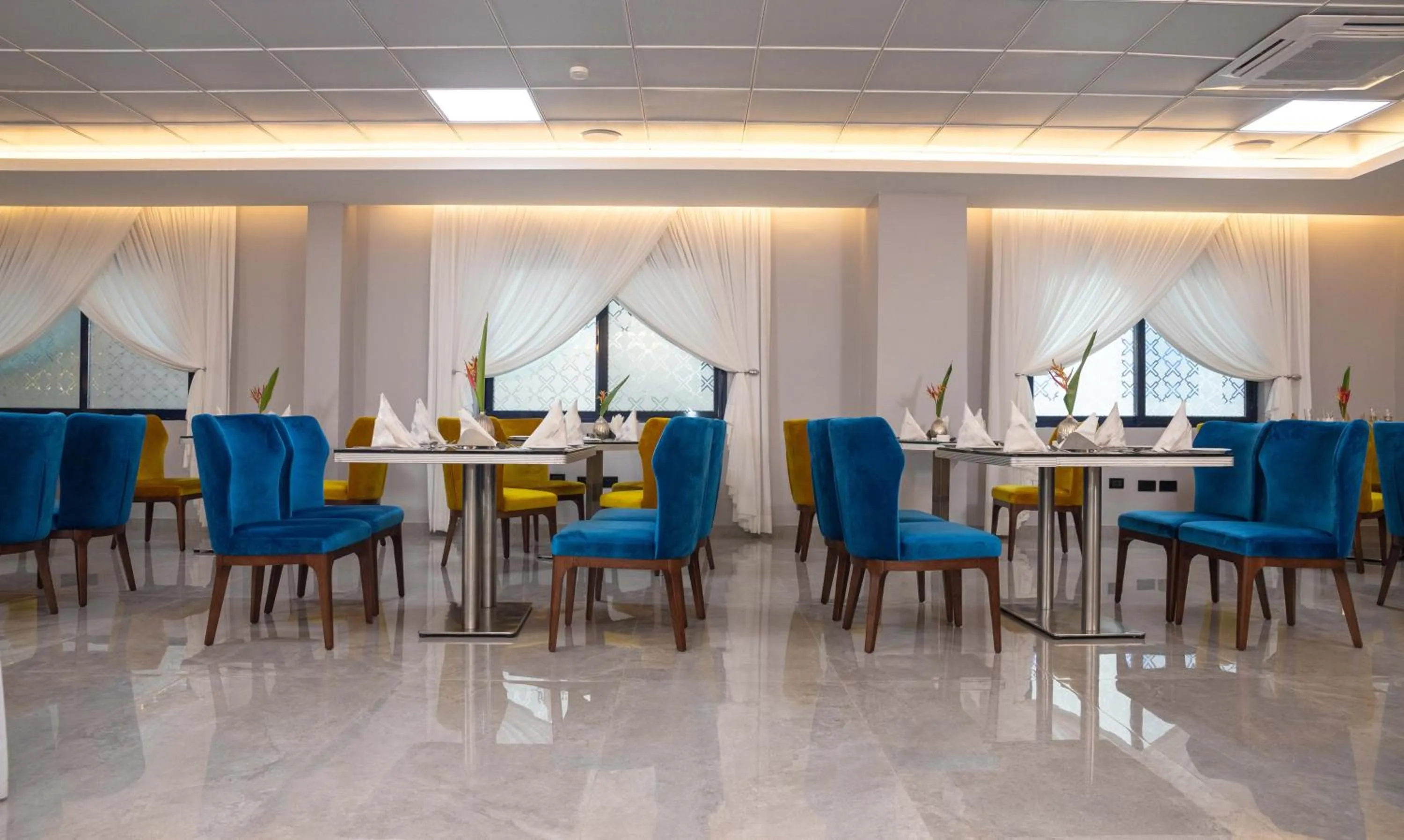 Restaurant/places to eat in Oak Plaza Hotels East Airport