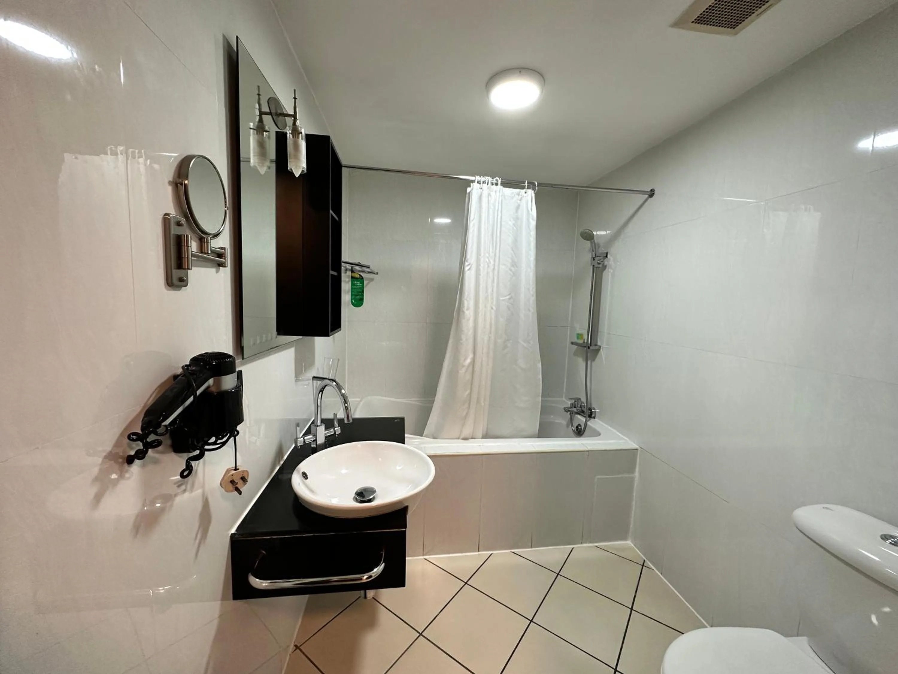 Bathroom in Oak Plaza Hotels East Airport