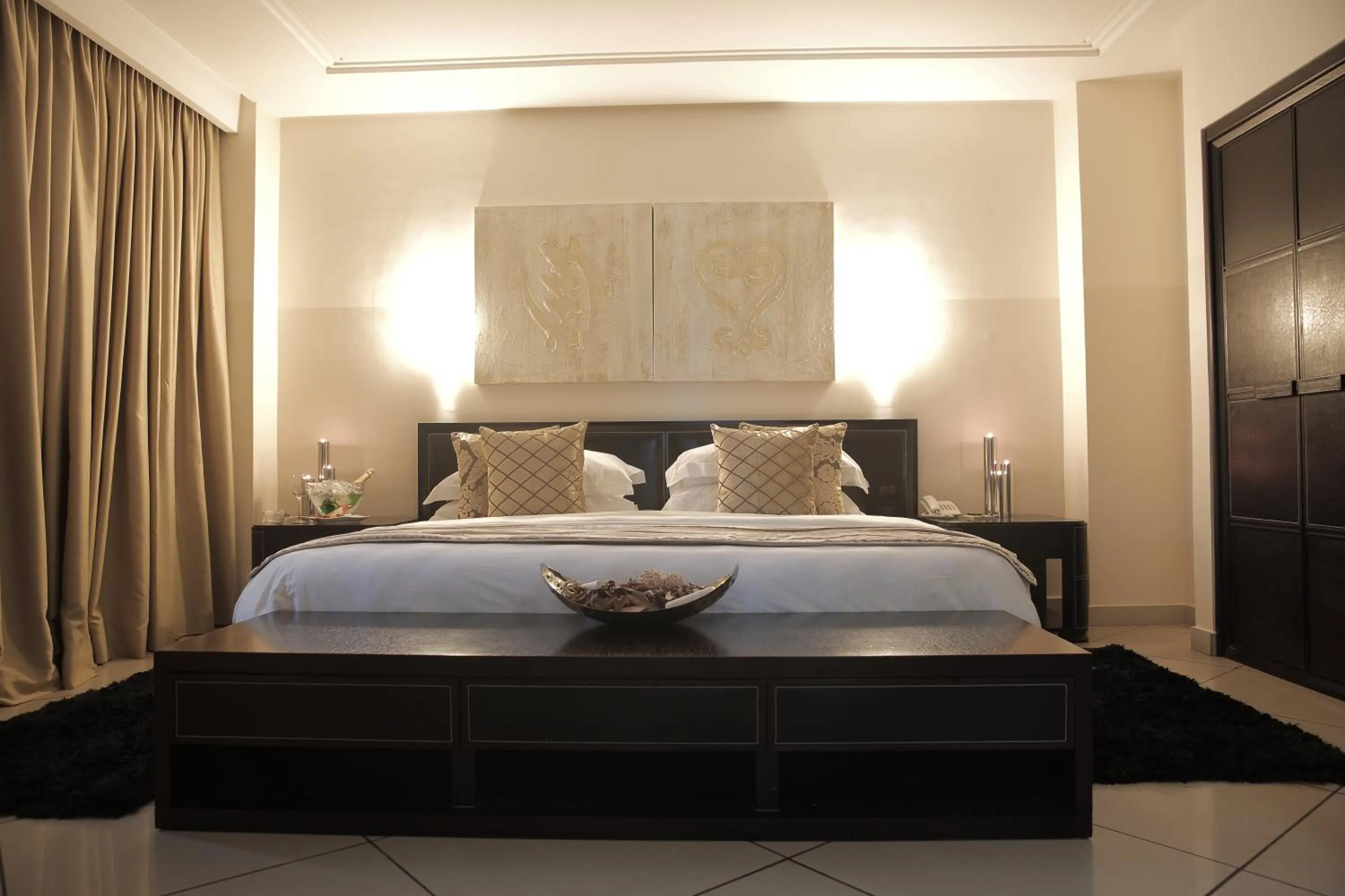 Bed in Oak Plaza Hotels East Airport