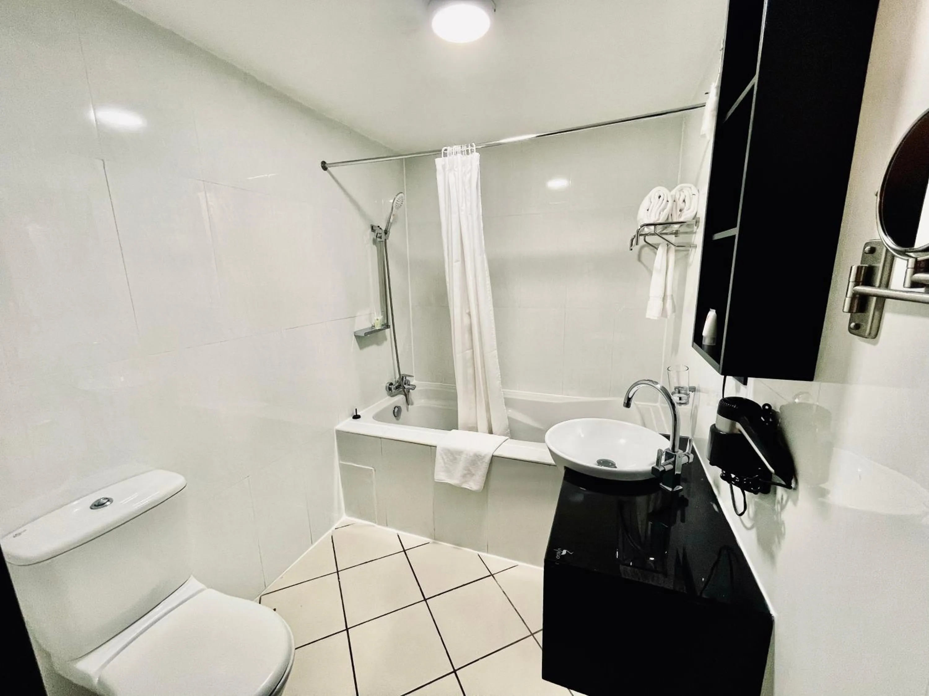 Bathroom in Oak Plaza Hotels East Airport