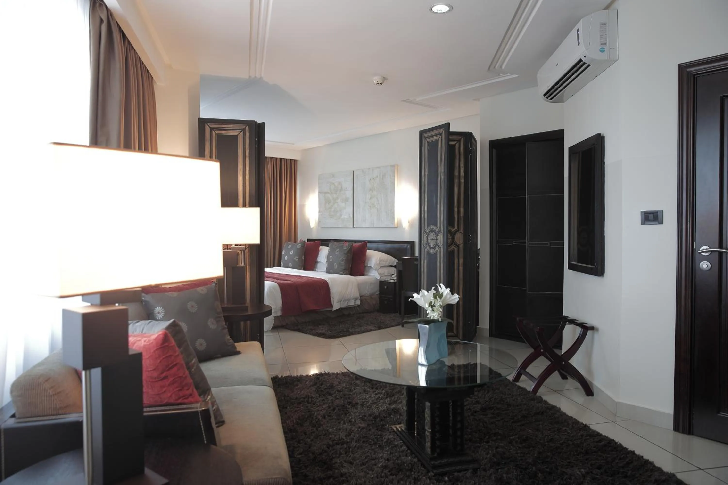 Bed in Oak Plaza Hotels East Airport