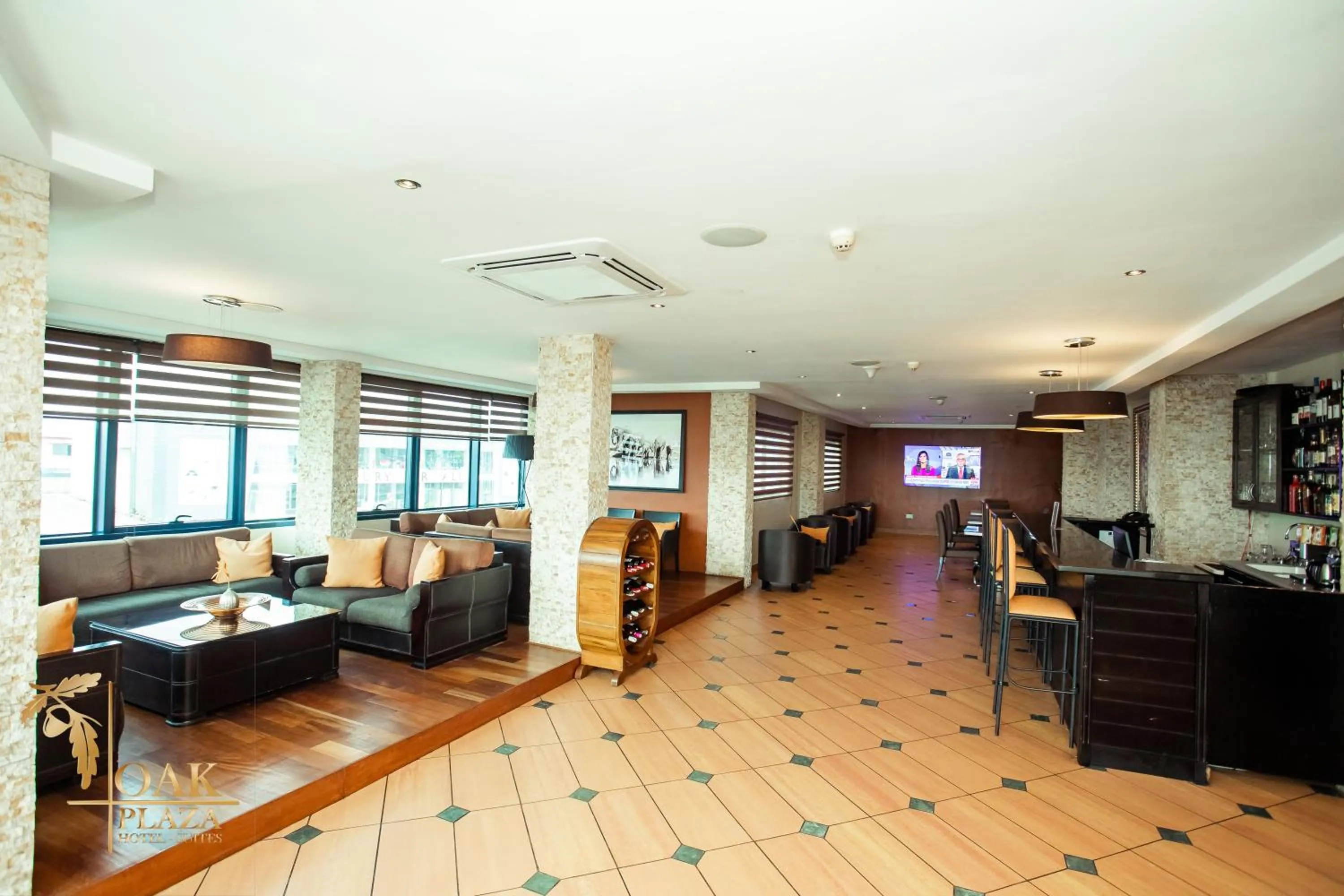 Restaurant/places to eat in Oak Plaza Hotels East Airport