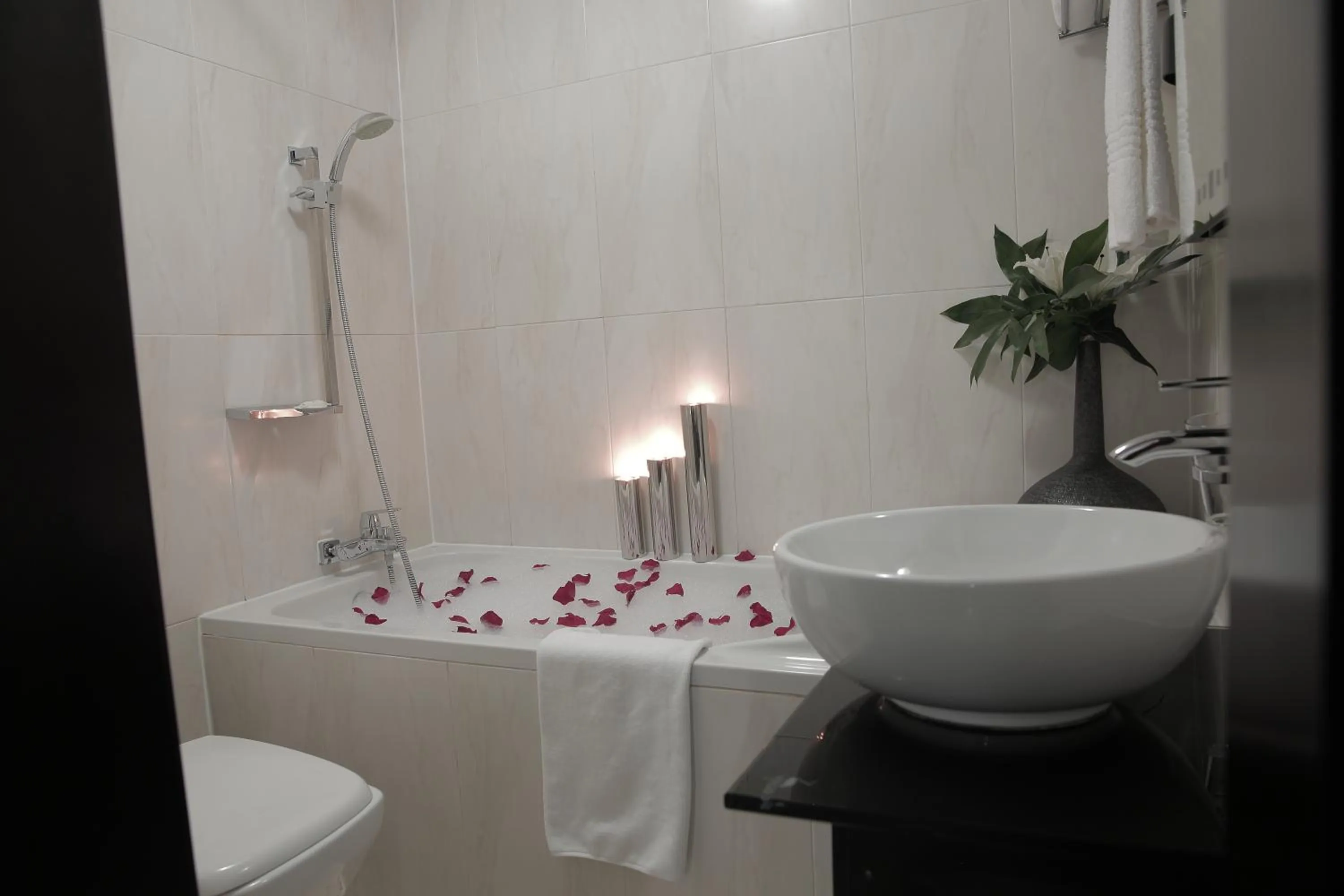 Bathroom in Oak Plaza Hotels East Airport