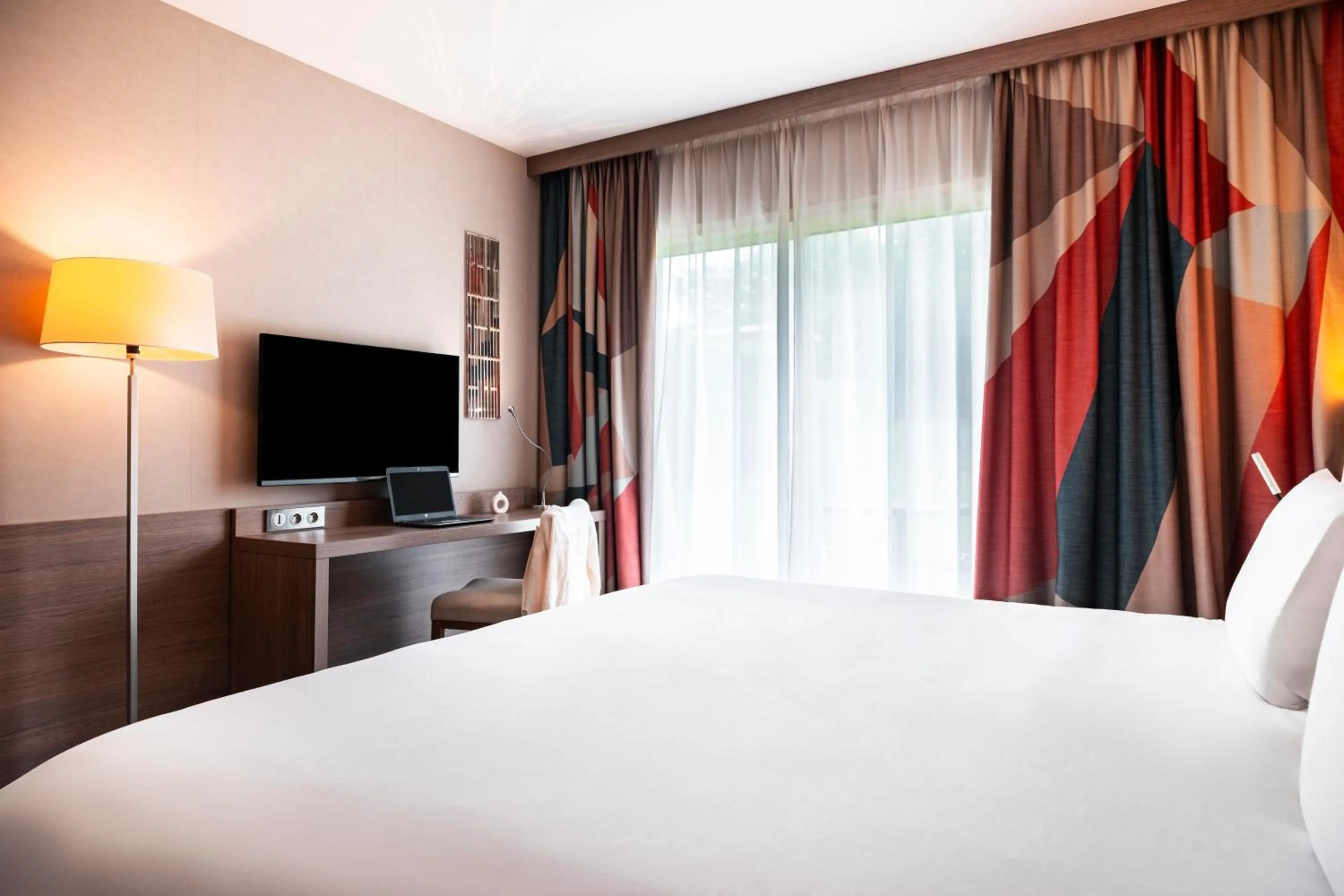 Bedroom, Bed in Mercure Bayeux Omaha Beach