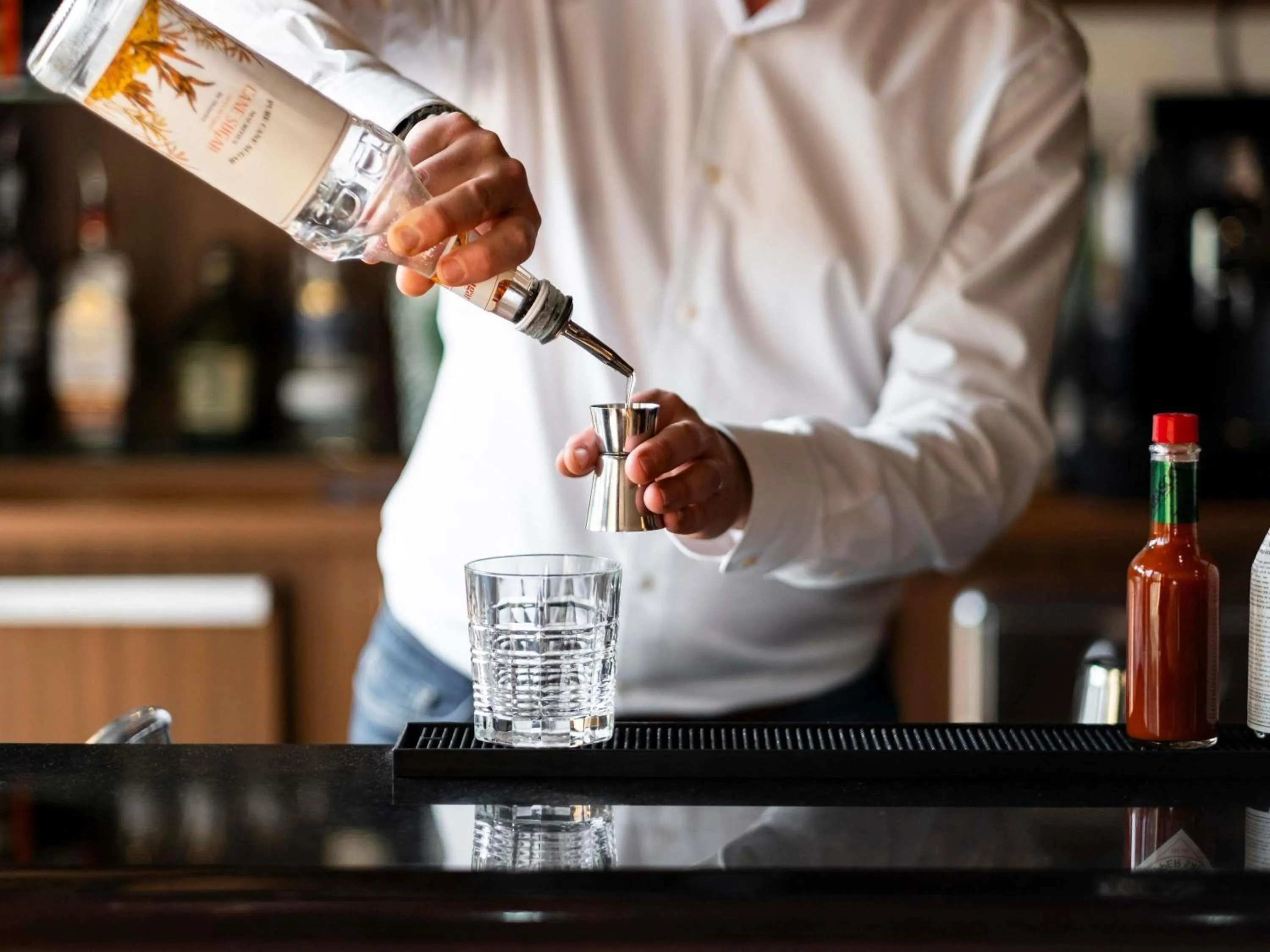 Lounge or bar in Mercure Bayeux Omaha Beach