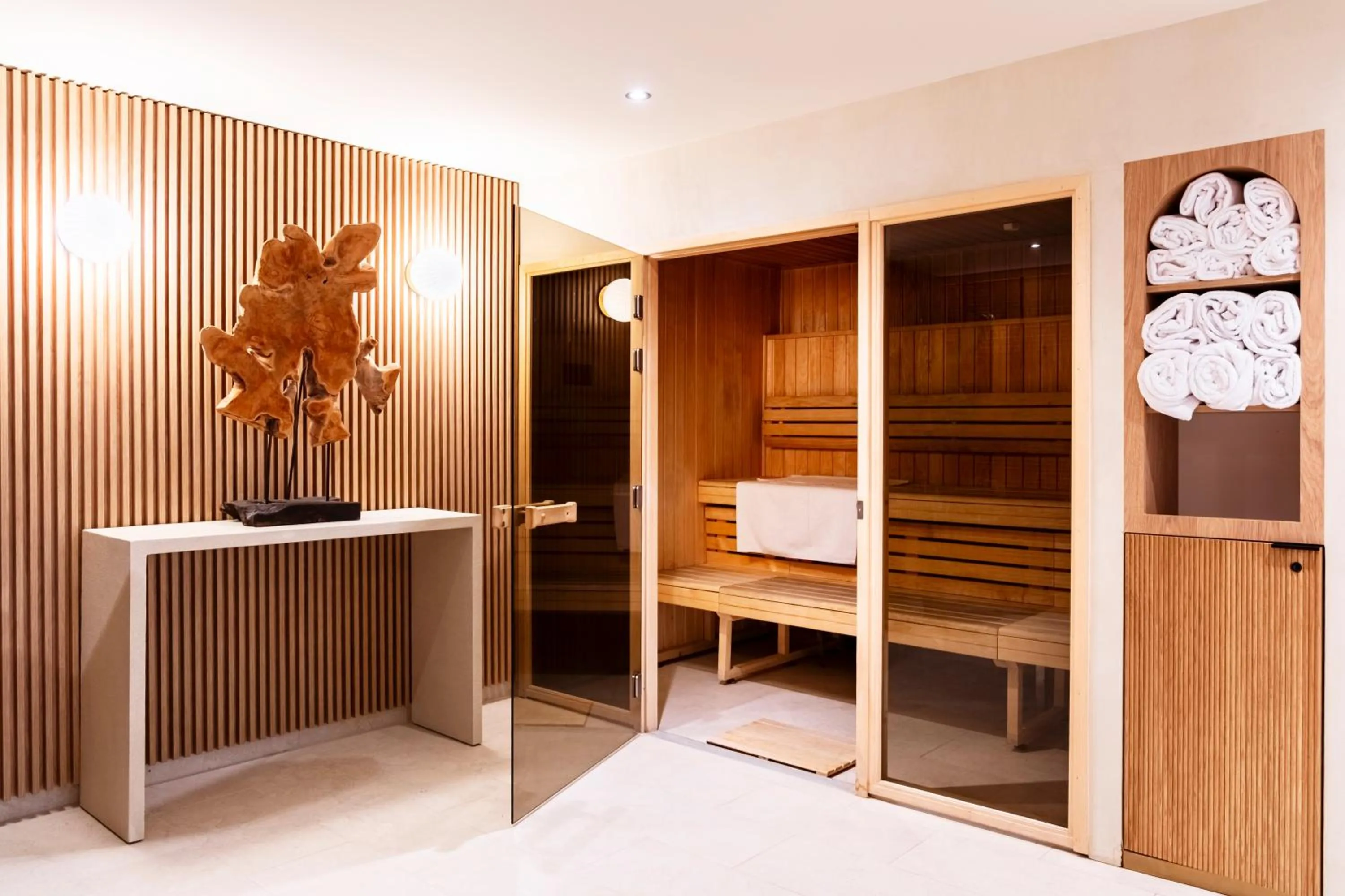 Sauna, Bed in Mercure Bayeux Omaha Beach