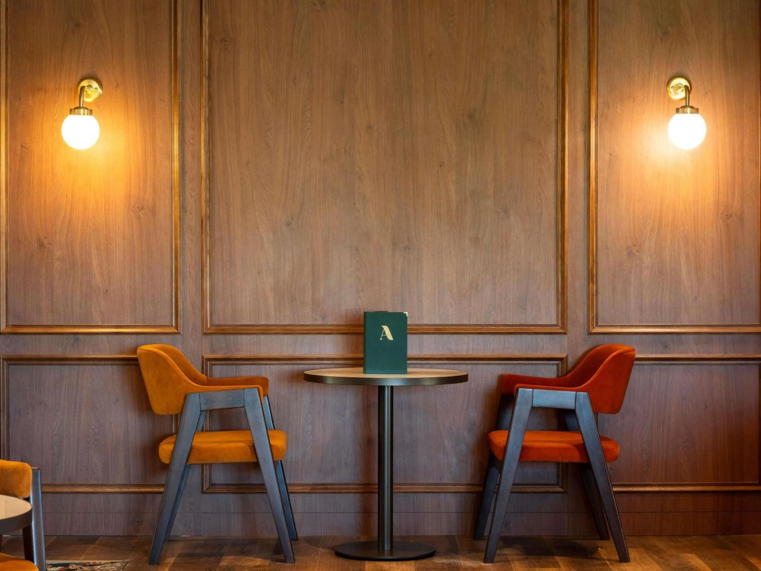 Lounge or bar in Mercure Bayeux Omaha Beach