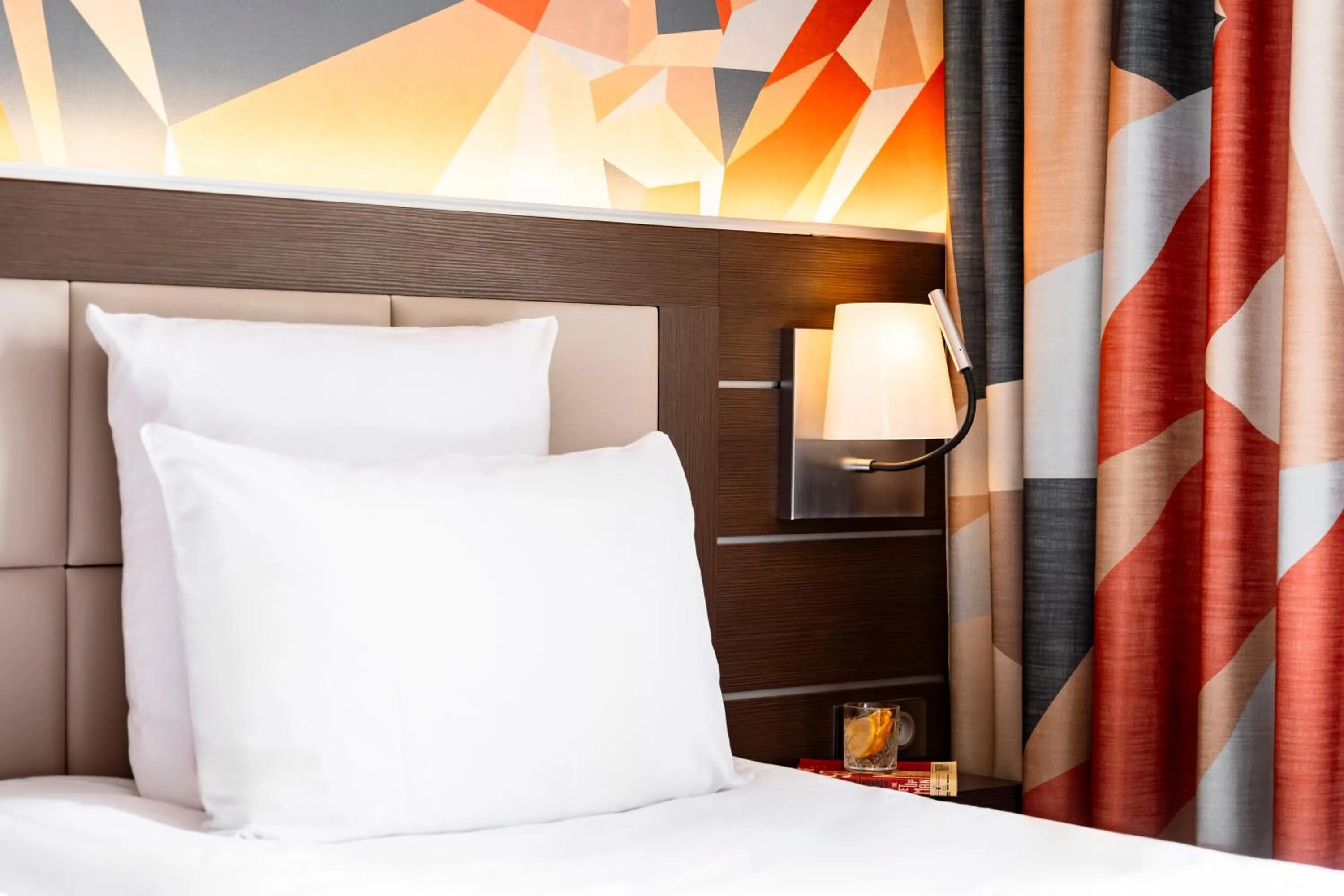 Property building, Bed in Mercure Bayeux Omaha Beach