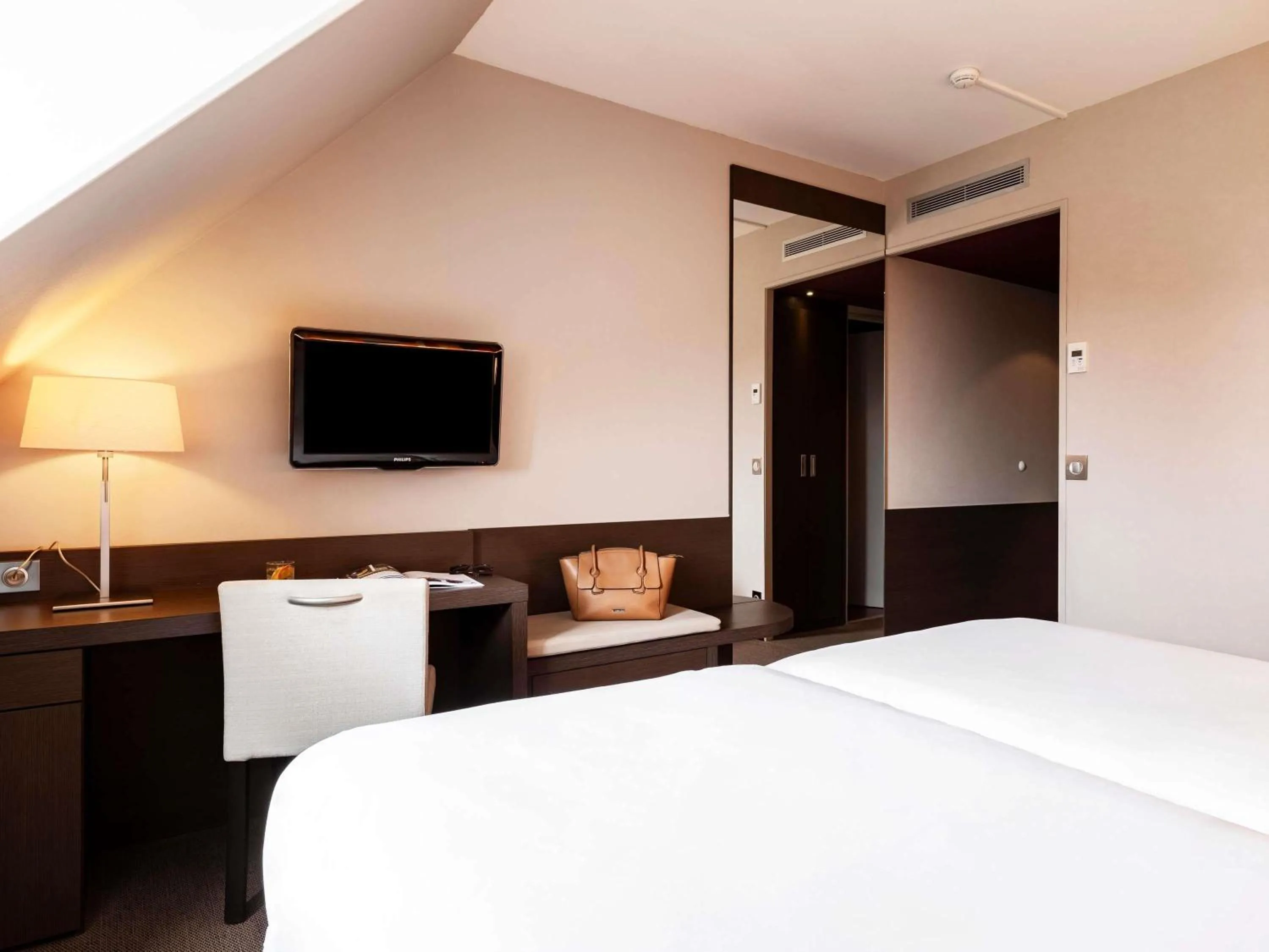 Bedroom, Bed in Mercure Bayeux Omaha Beach