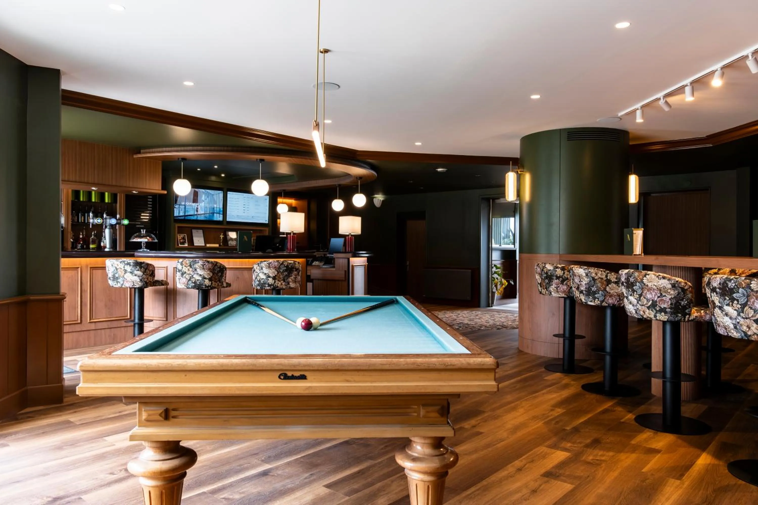 Billiard in Mercure Bayeux Omaha Beach