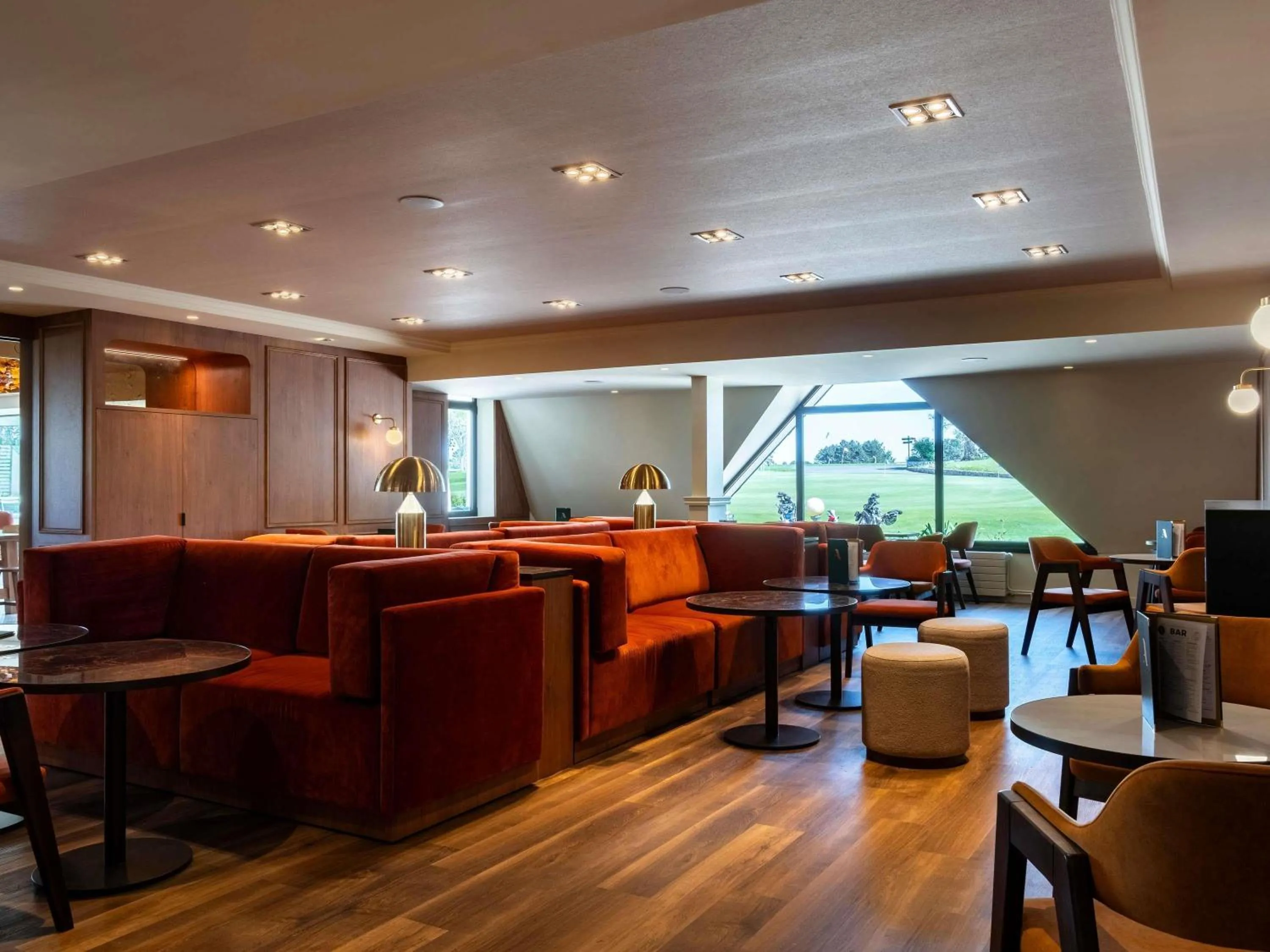 Lounge or bar in Mercure Bayeux Omaha Beach