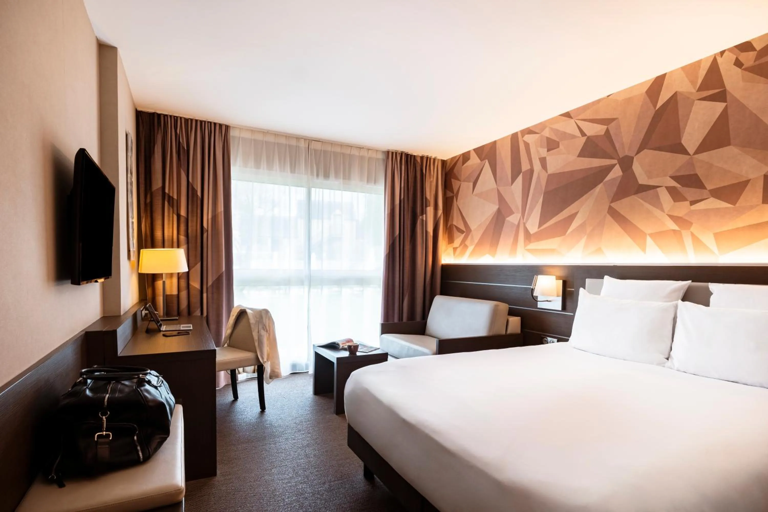 Property building, Bed in Mercure Bayeux Omaha Beach