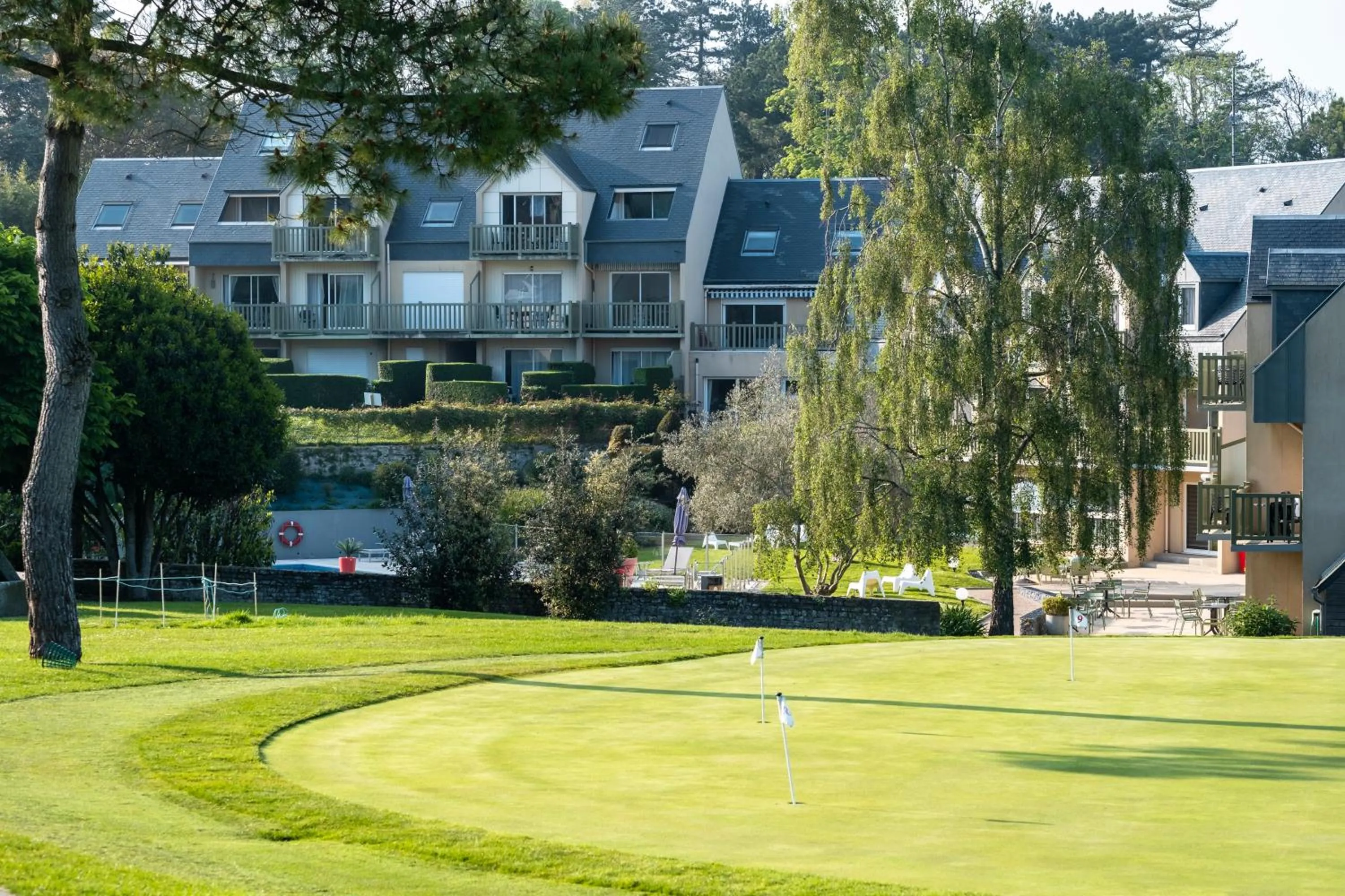 Golfcourse in Mercure Bayeux Omaha Beach