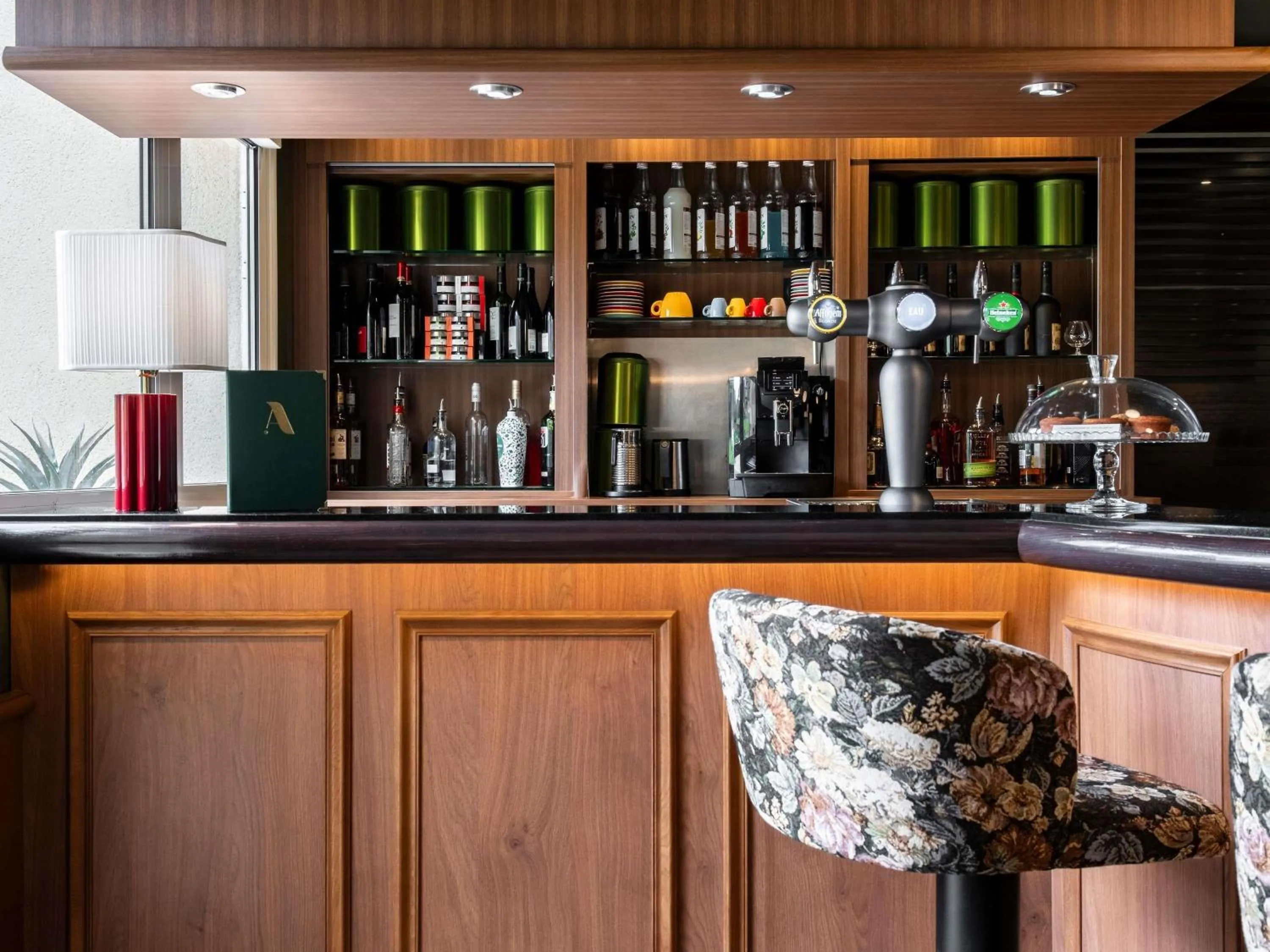 Lounge or bar in Mercure Bayeux Omaha Beach