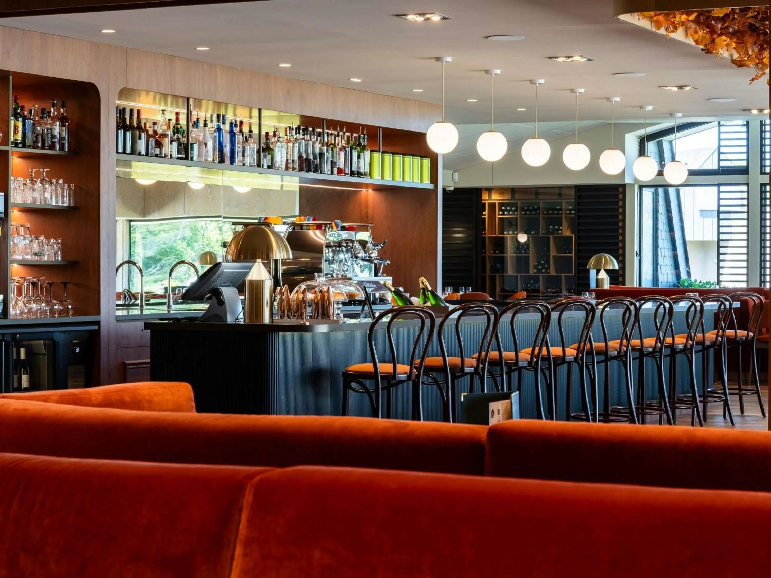 Lounge or bar in Mercure Bayeux Omaha Beach