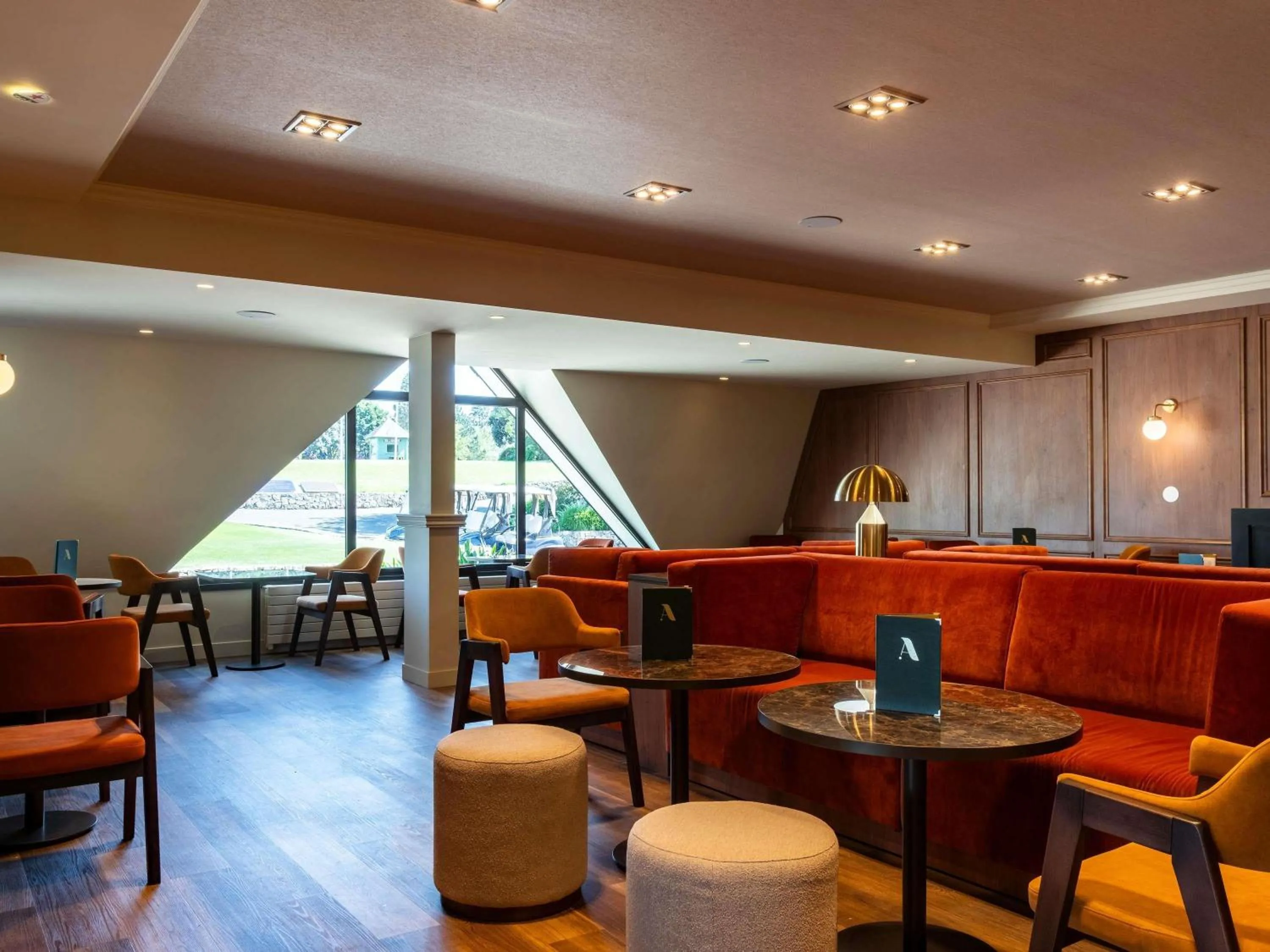 Lounge or bar in Mercure Bayeux Omaha Beach