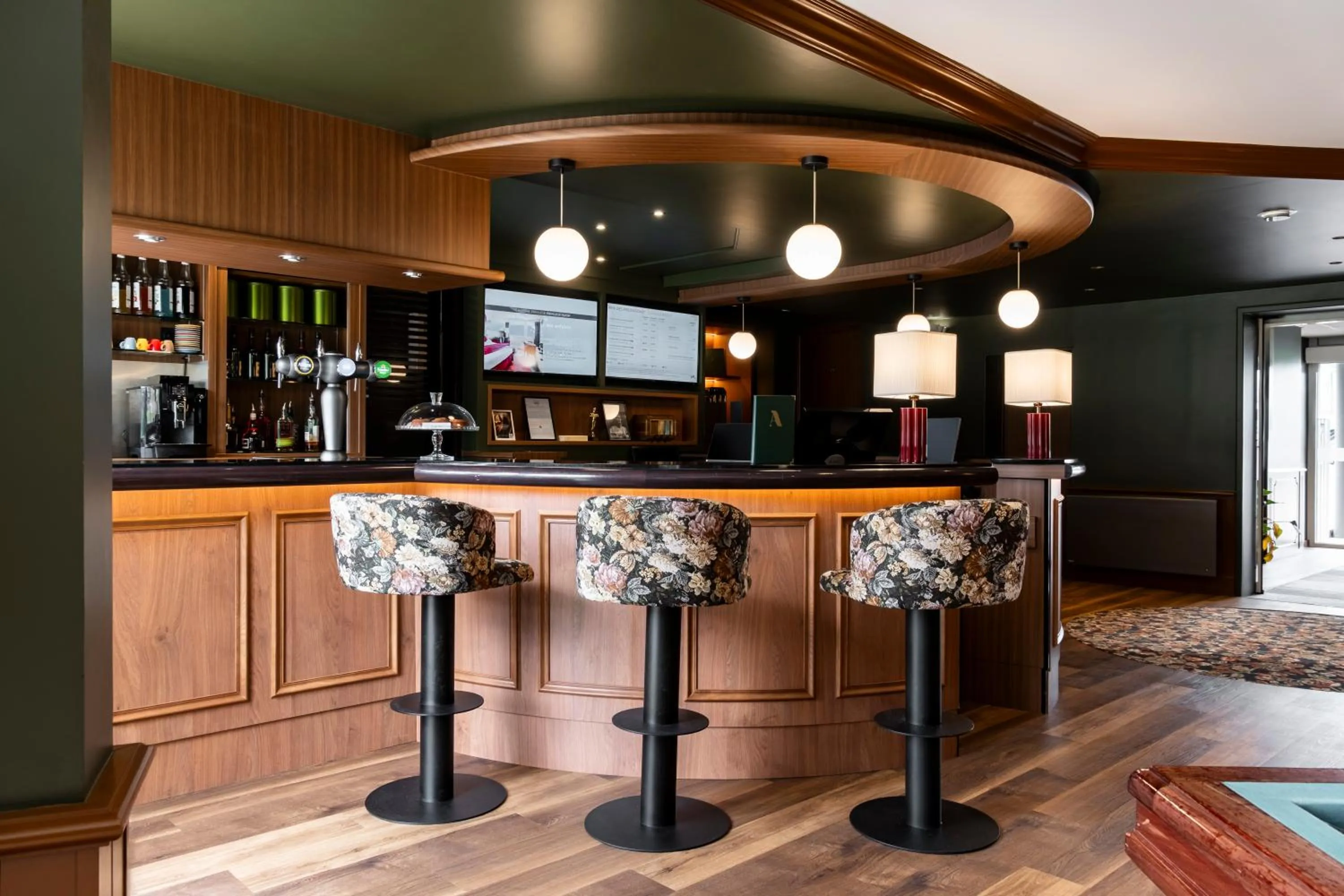 Lounge or bar in Mercure Bayeux Omaha Beach