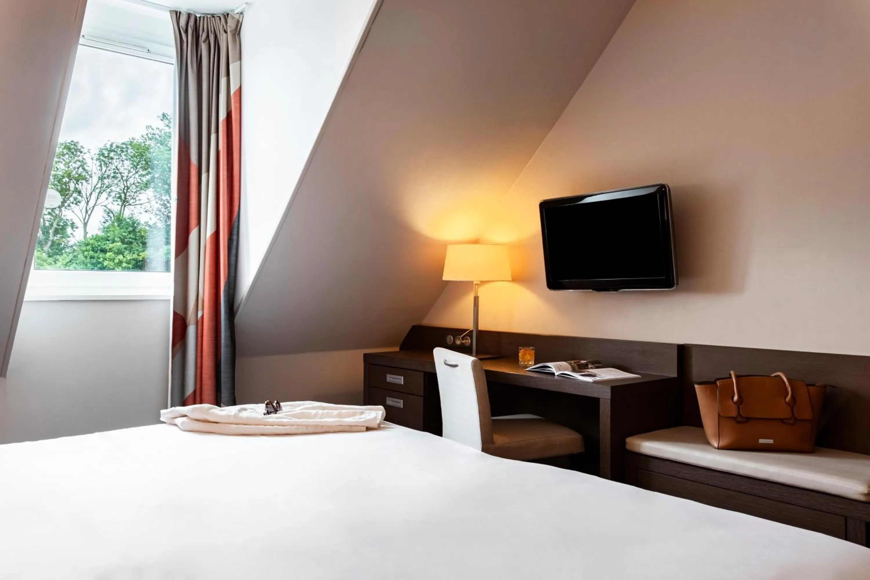Property building, Bed in Mercure Bayeux Omaha Beach