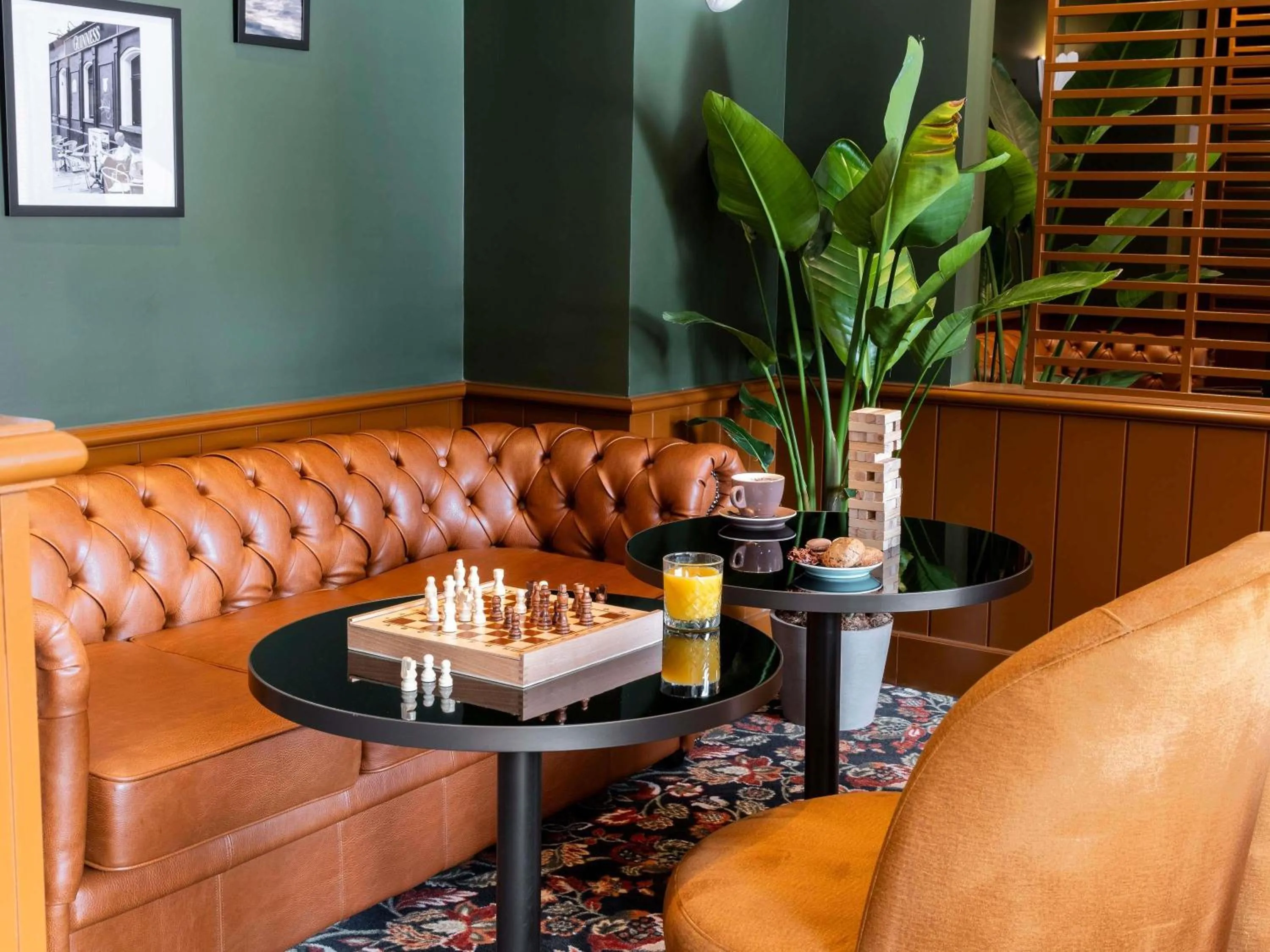 Lounge or bar in Mercure Bayeux Omaha Beach