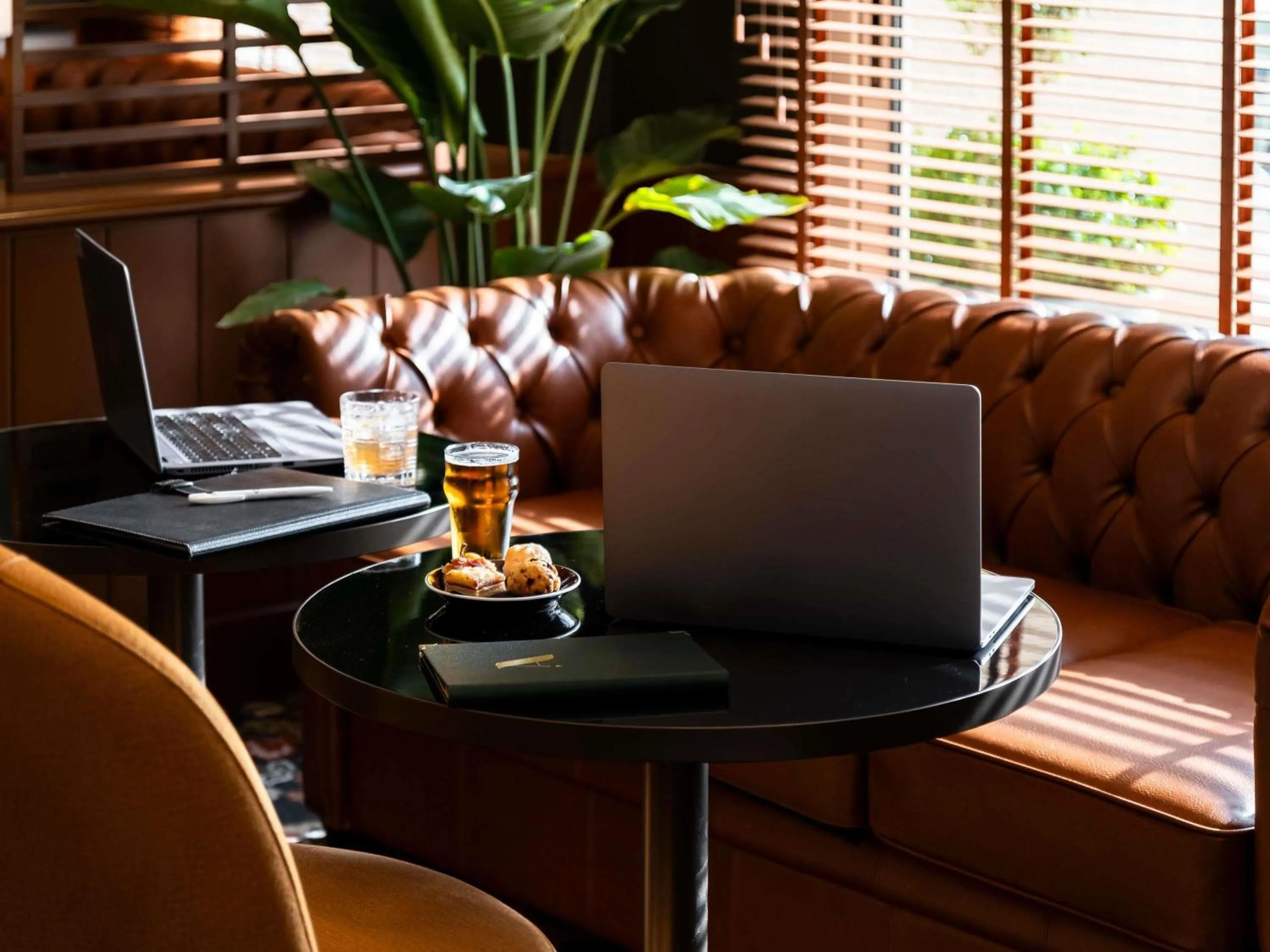 Lounge or bar in Mercure Bayeux Omaha Beach