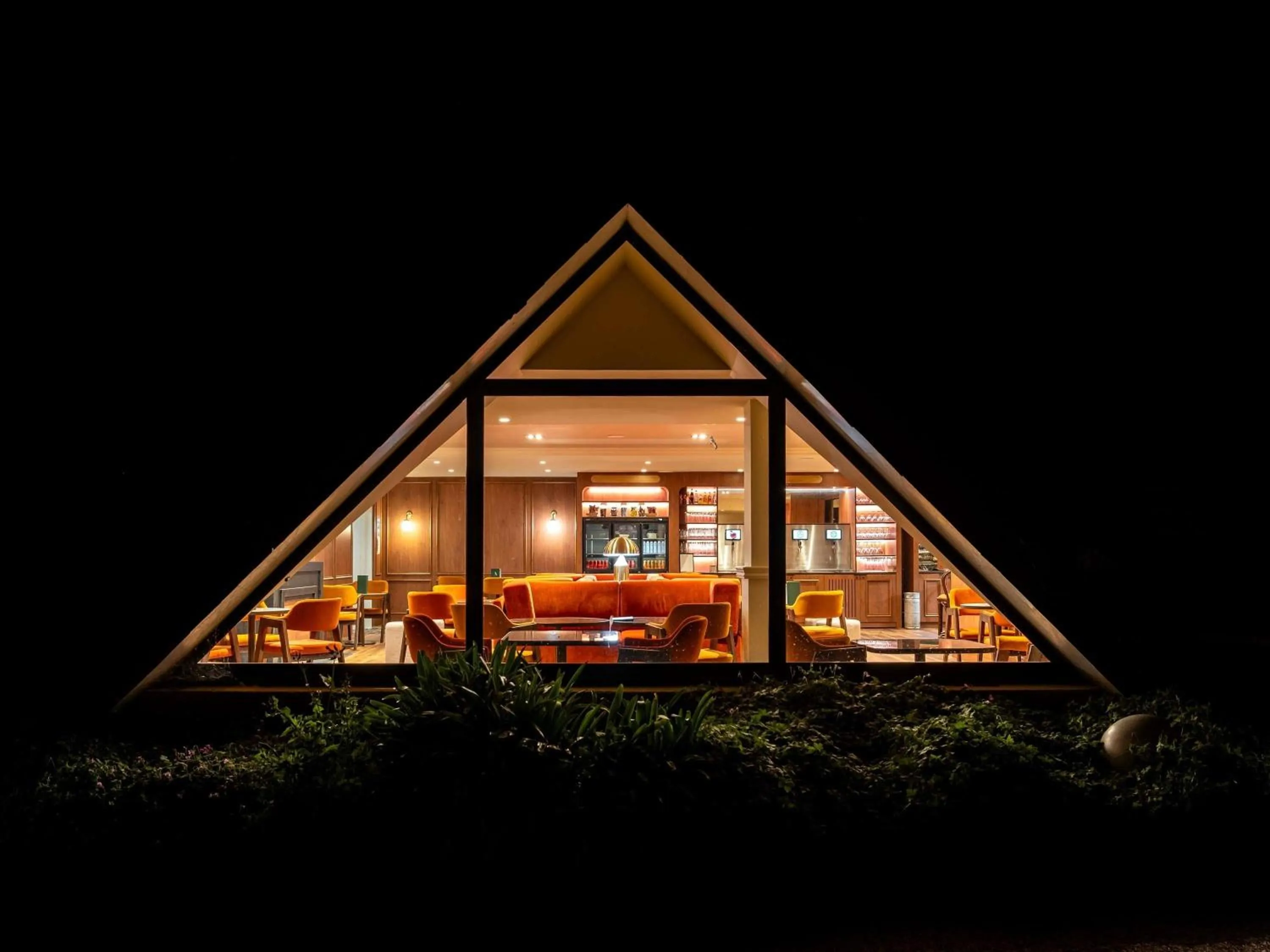 Lounge or bar in Mercure Bayeux Omaha Beach