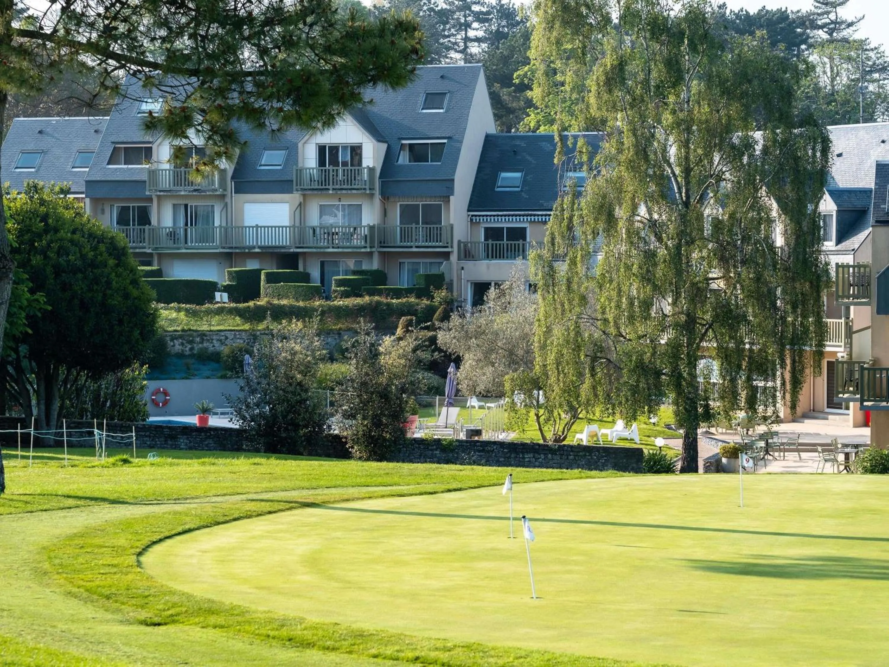 Property building in Mercure Bayeux Omaha Beach