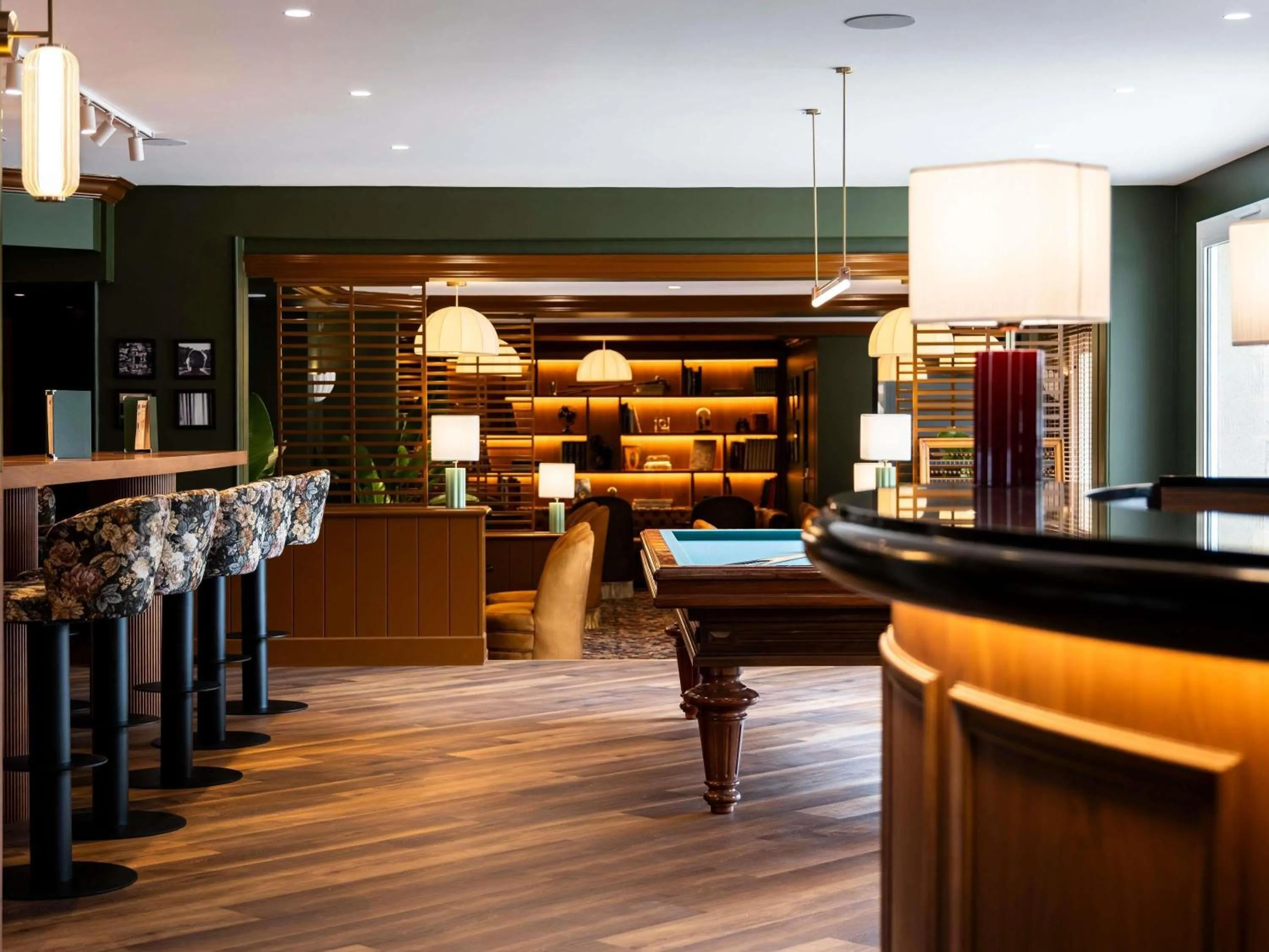 Lounge or bar in Mercure Bayeux Omaha Beach