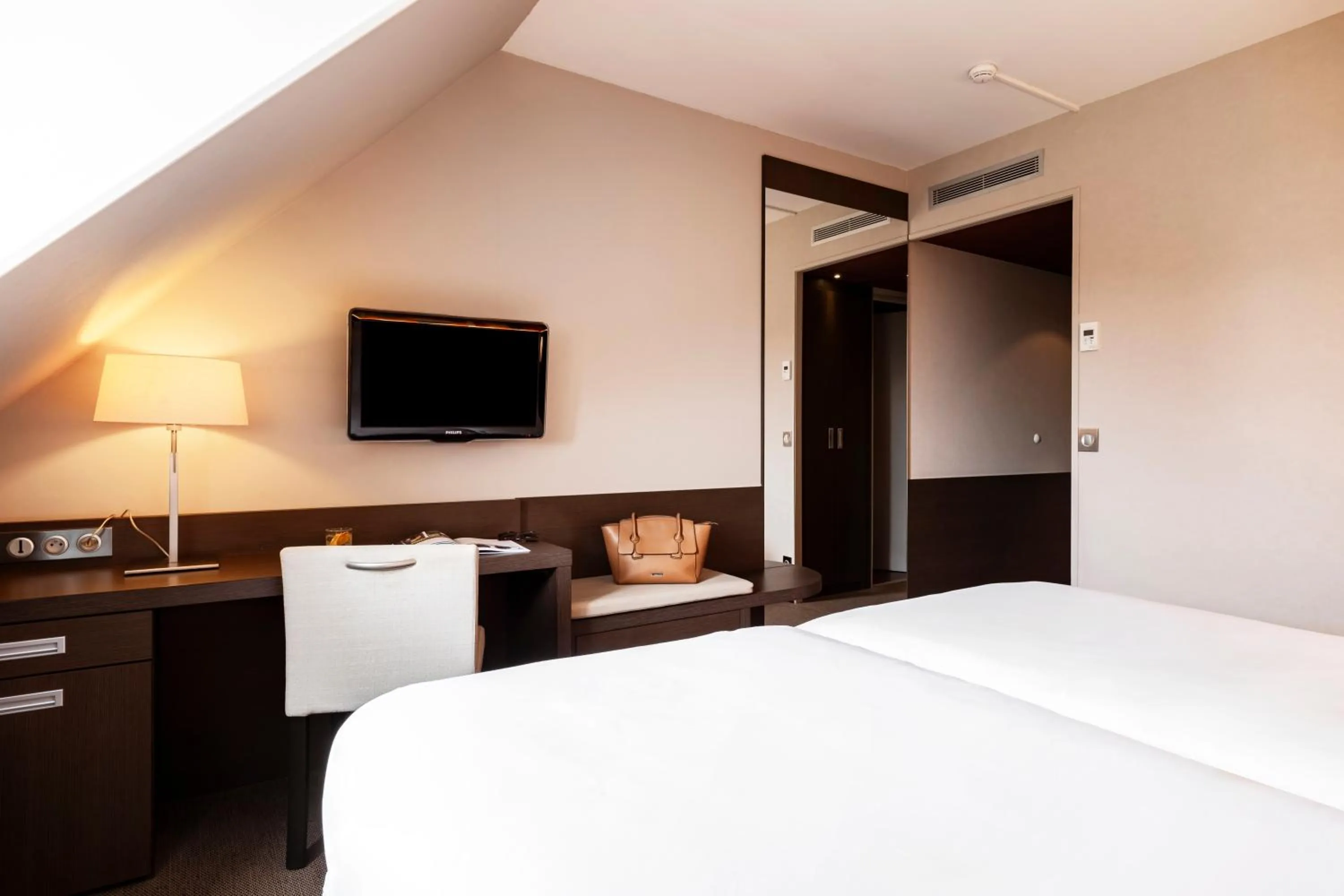 Property building, Bed in Mercure Bayeux Omaha Beach