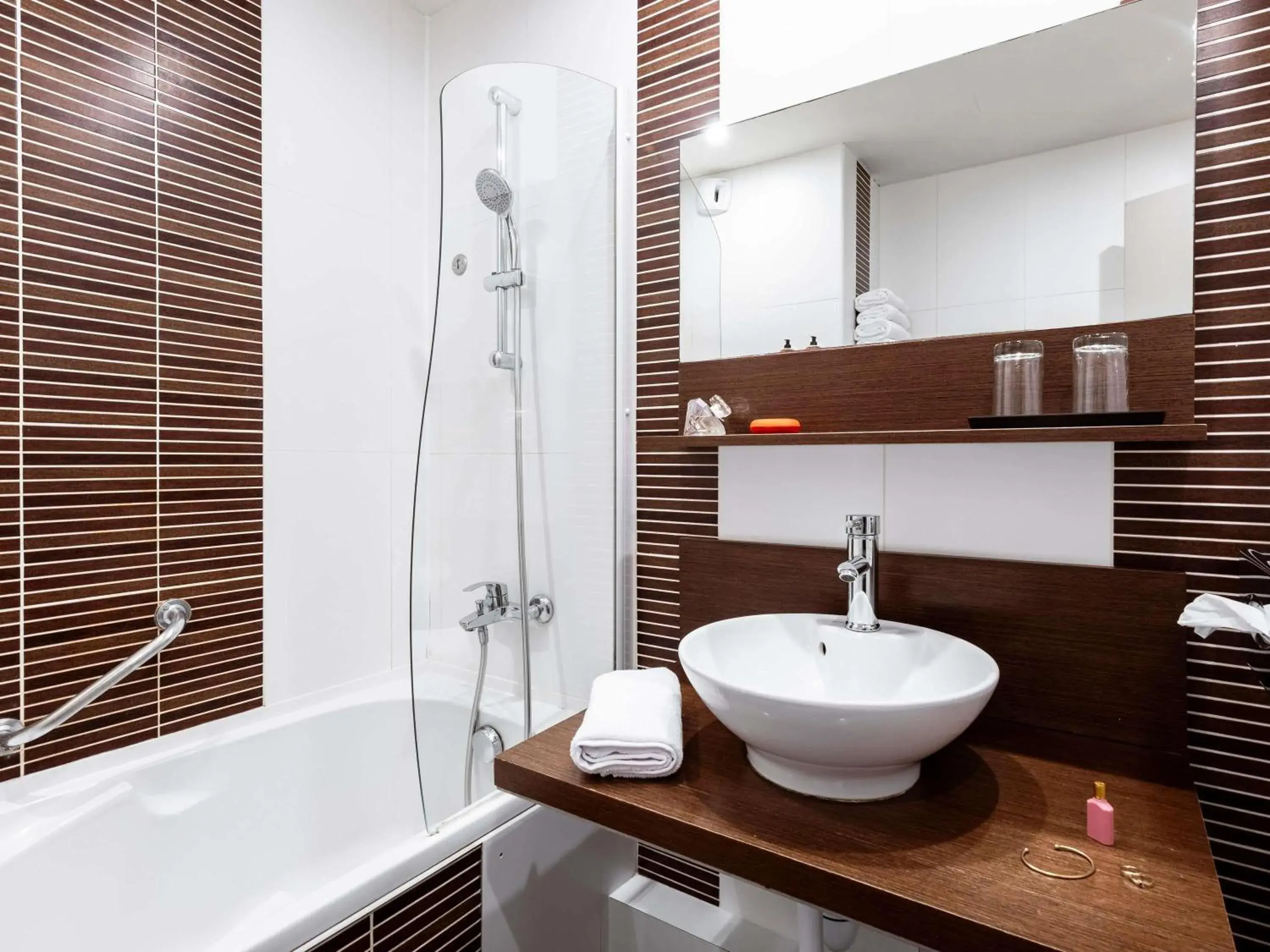 Superior Double Room with Sofa in Mercure Bayeux Omaha Beach Superior Double Room with Sofa in Mercure Bayeux Omaha Beach