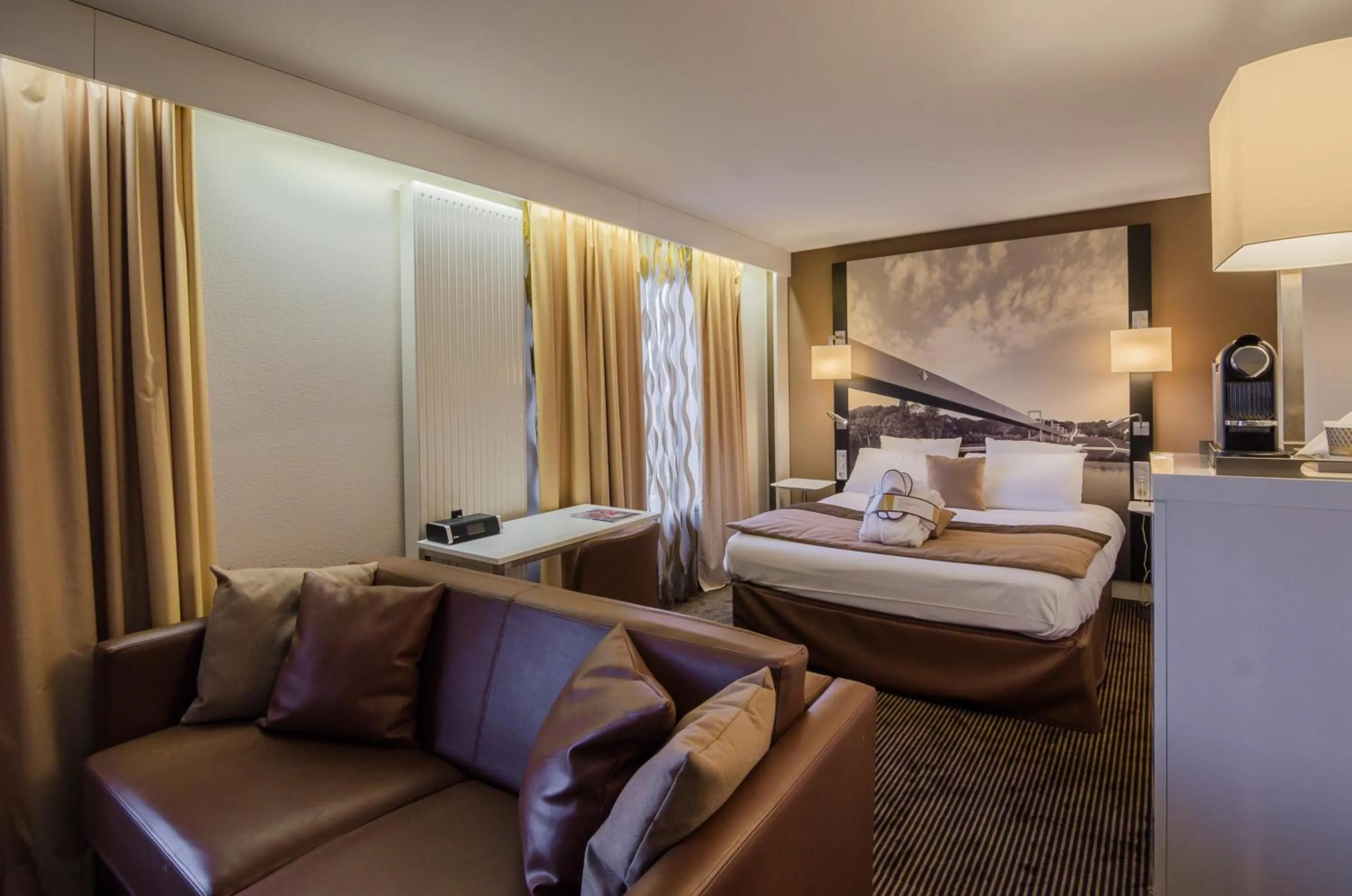 Living room, Bed in Mercure Cergy Pontoise Centre