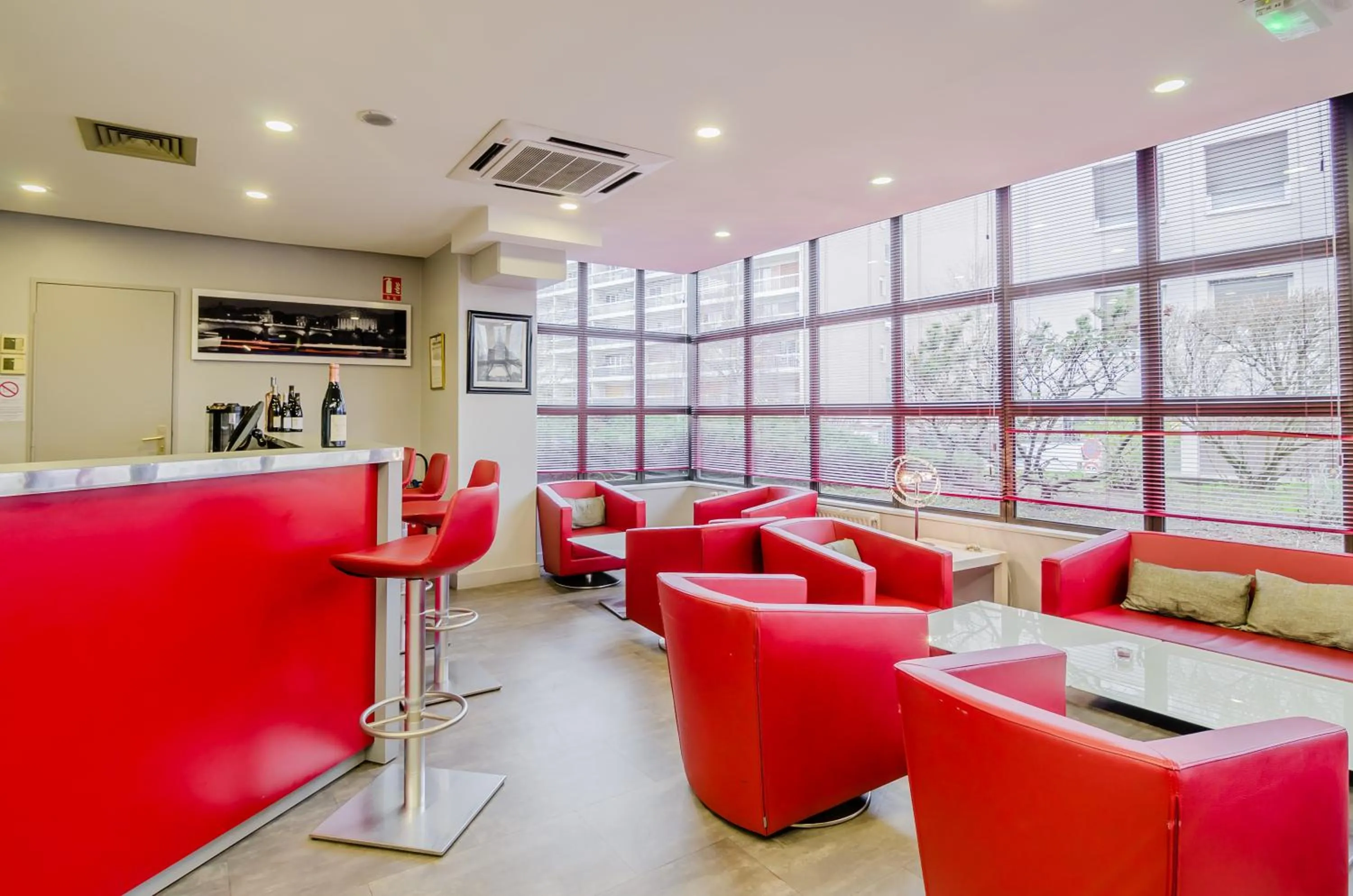 Communal lounge/ TV room in Mercure Cergy Pontoise Centre