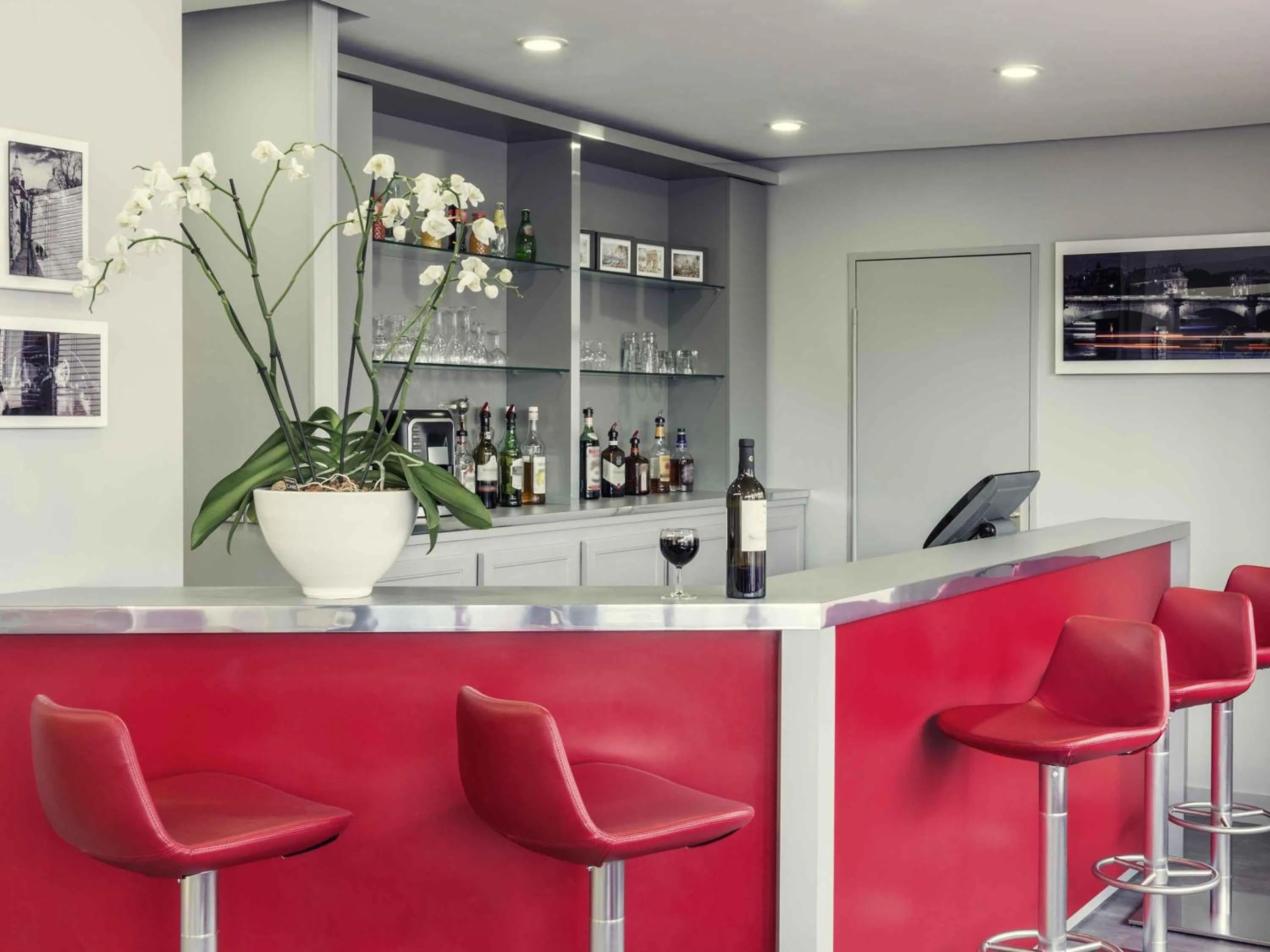 Lounge or bar in Mercure Cergy Pontoise Centre