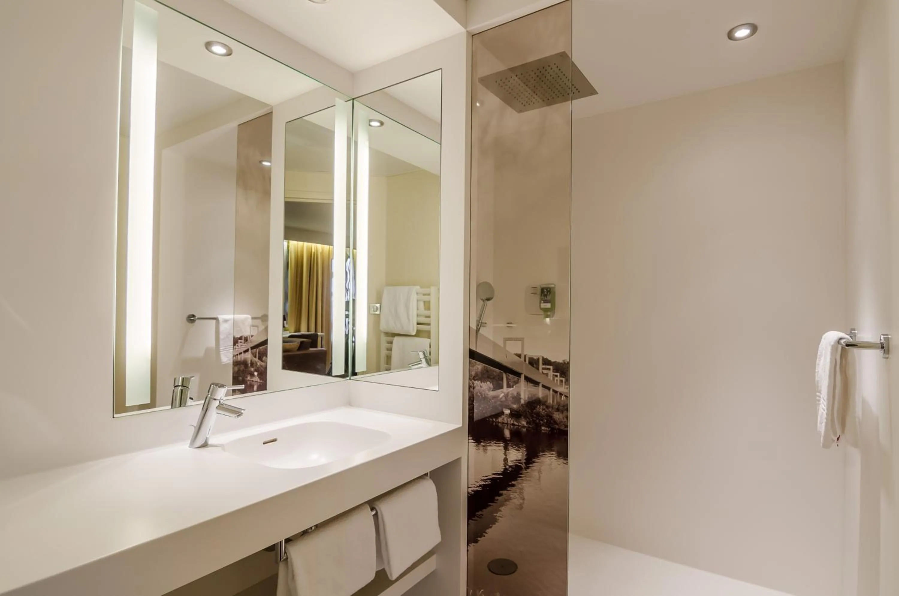Shower in Mercure Cergy Pontoise Centre