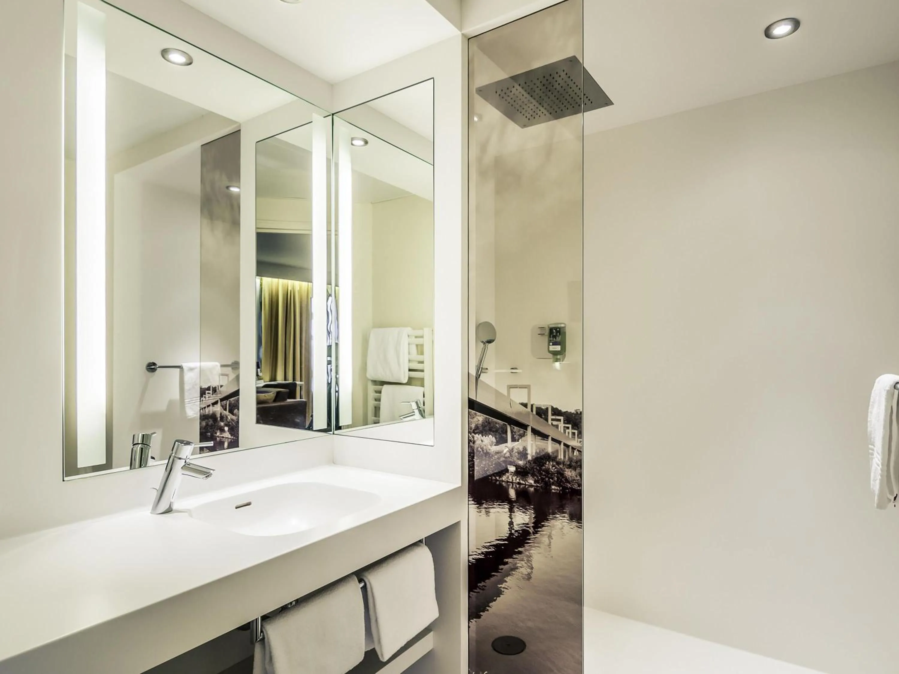 Bedroom in Mercure Cergy Pontoise Centre